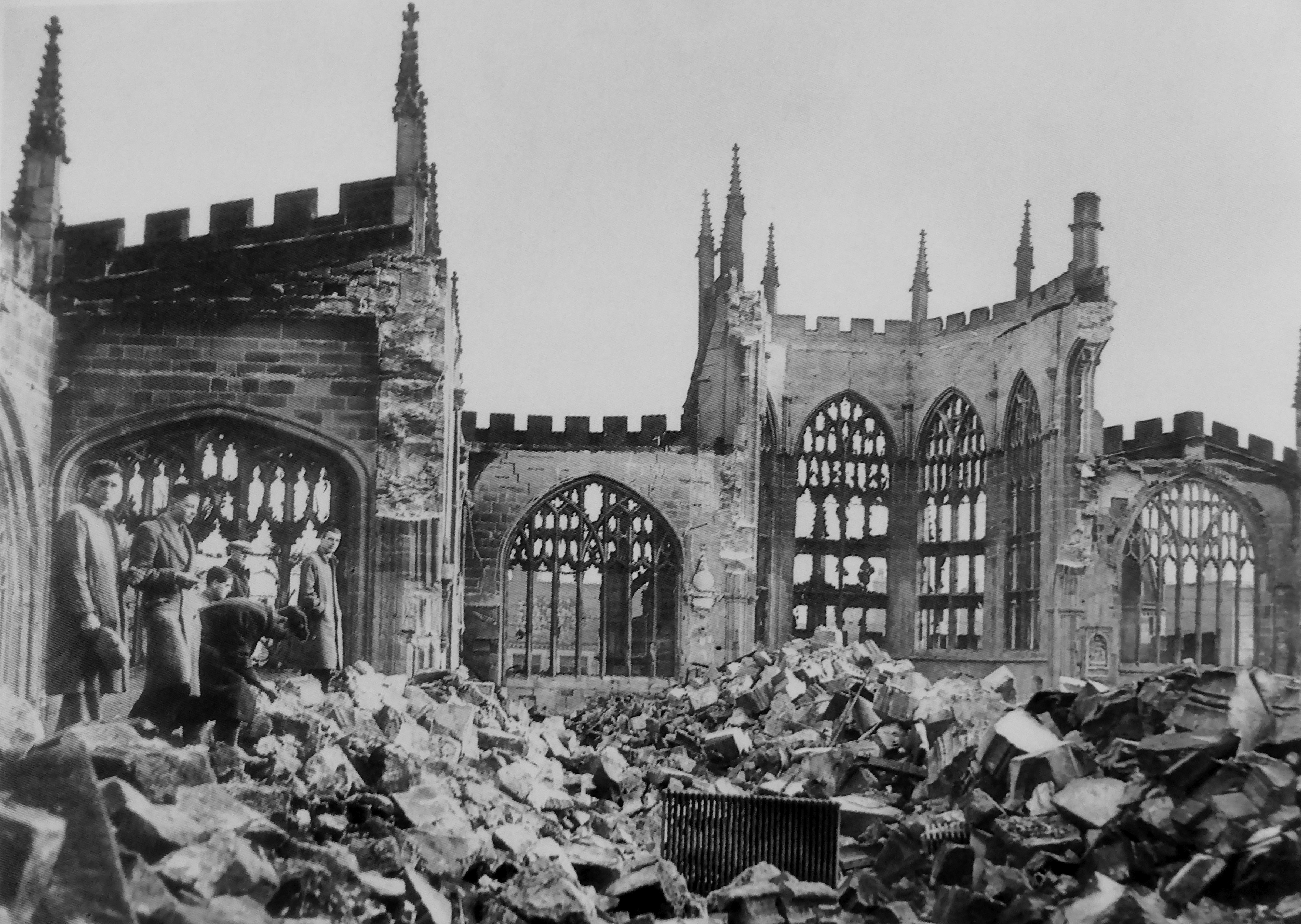 Великобритания во времена второй мировой. Руины собора Ковентри. Бомбардировка Ковентри 1940.