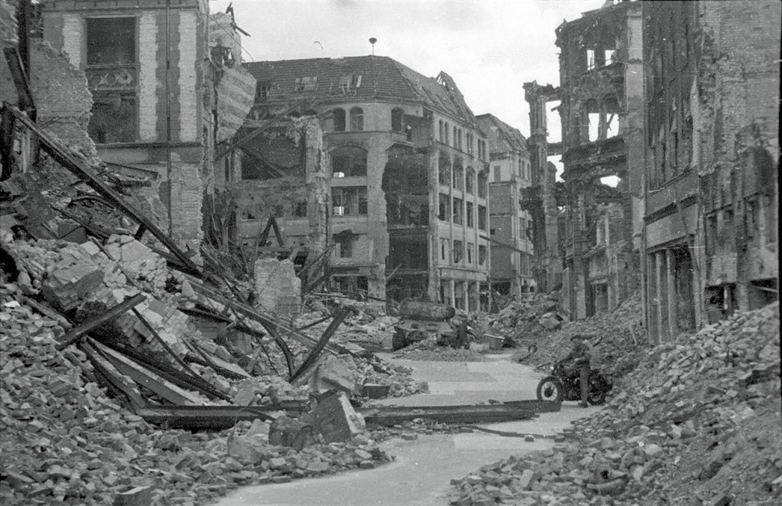 Разрушенный берлин. Берлин после войны 1945. Берлин 1945 разрушения. Разрушенный Берлин в мае 1945.