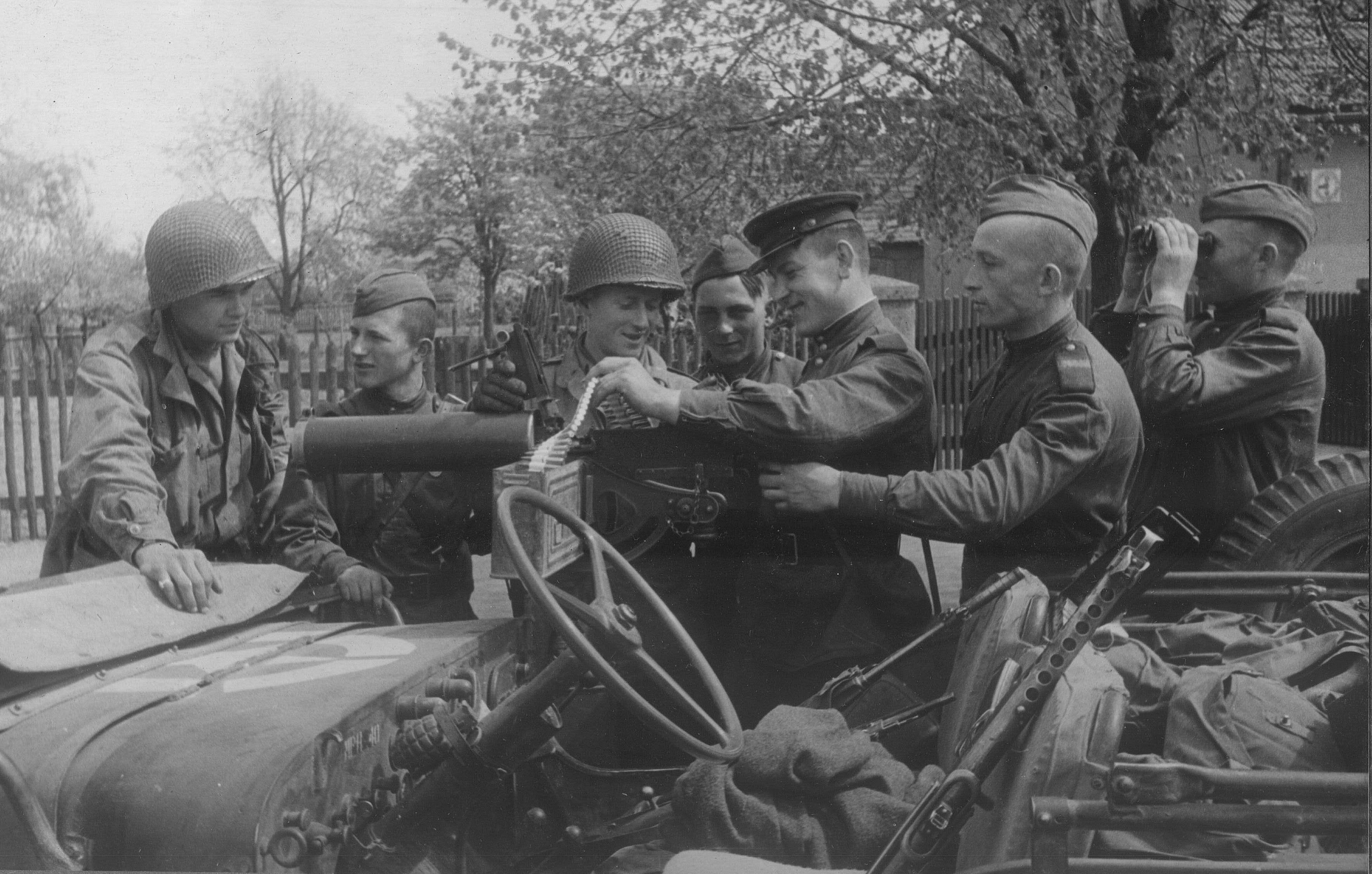 Военные фотографии хорошего качества. Советские солдаты на войне 1941-1945. Встреча на Эльбе 1945 год.