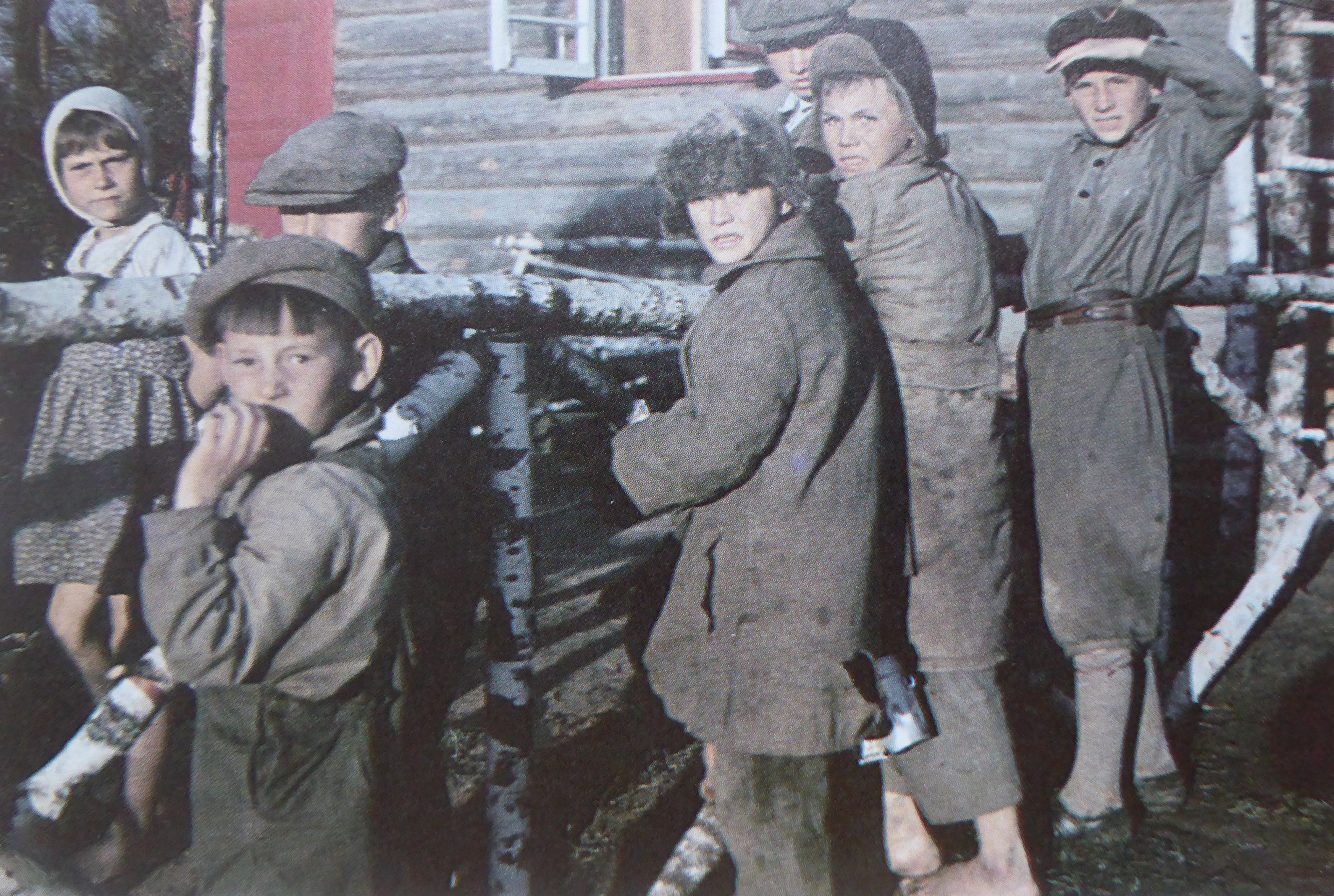 Немцы и дети в деревне 1941-1945