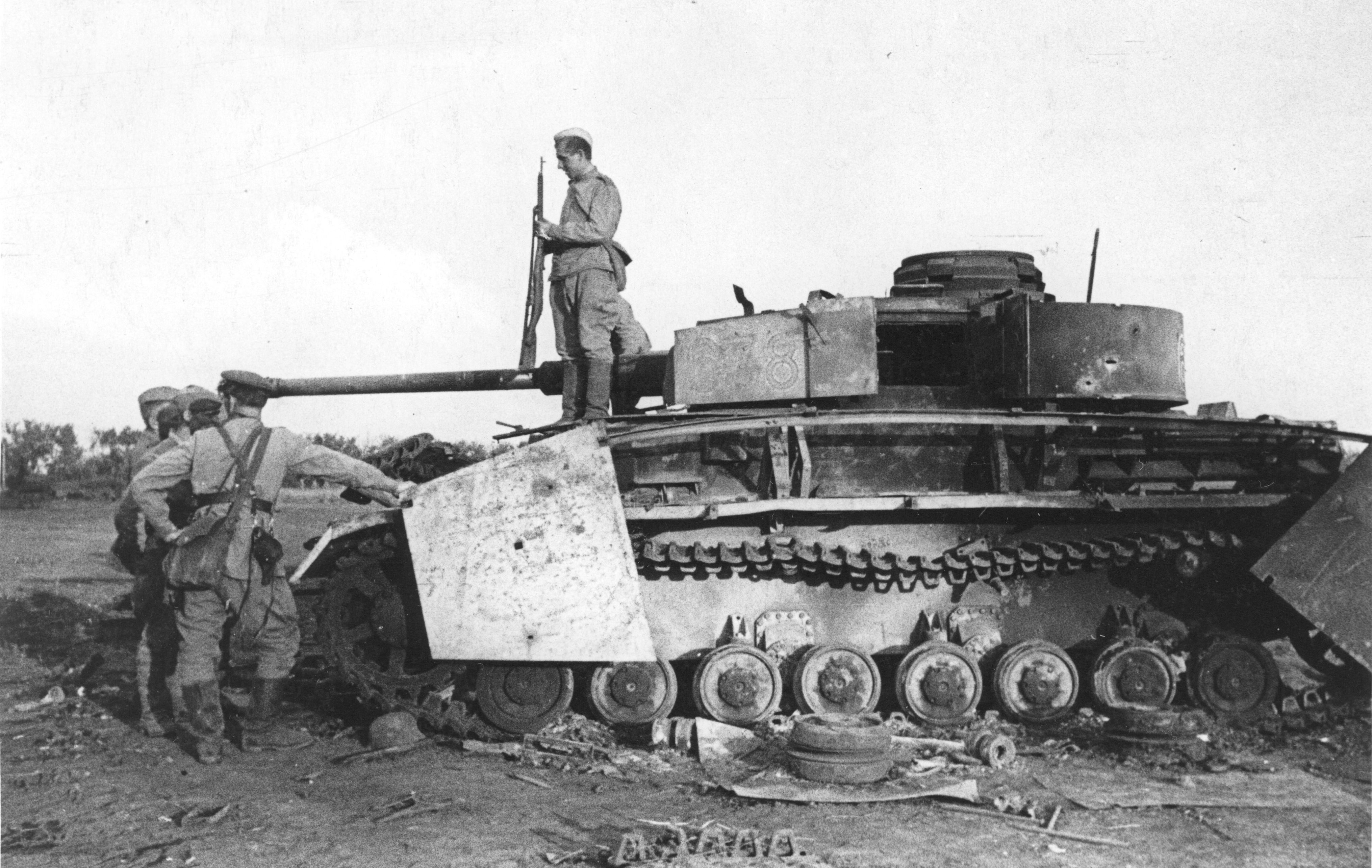 Красные немецкие танки. Курская битва подбитые танки. Pz4 Курская дуга. PZ 4 Ausf g Курская дуга. Подбитые немецкие танки на Курской дуге.