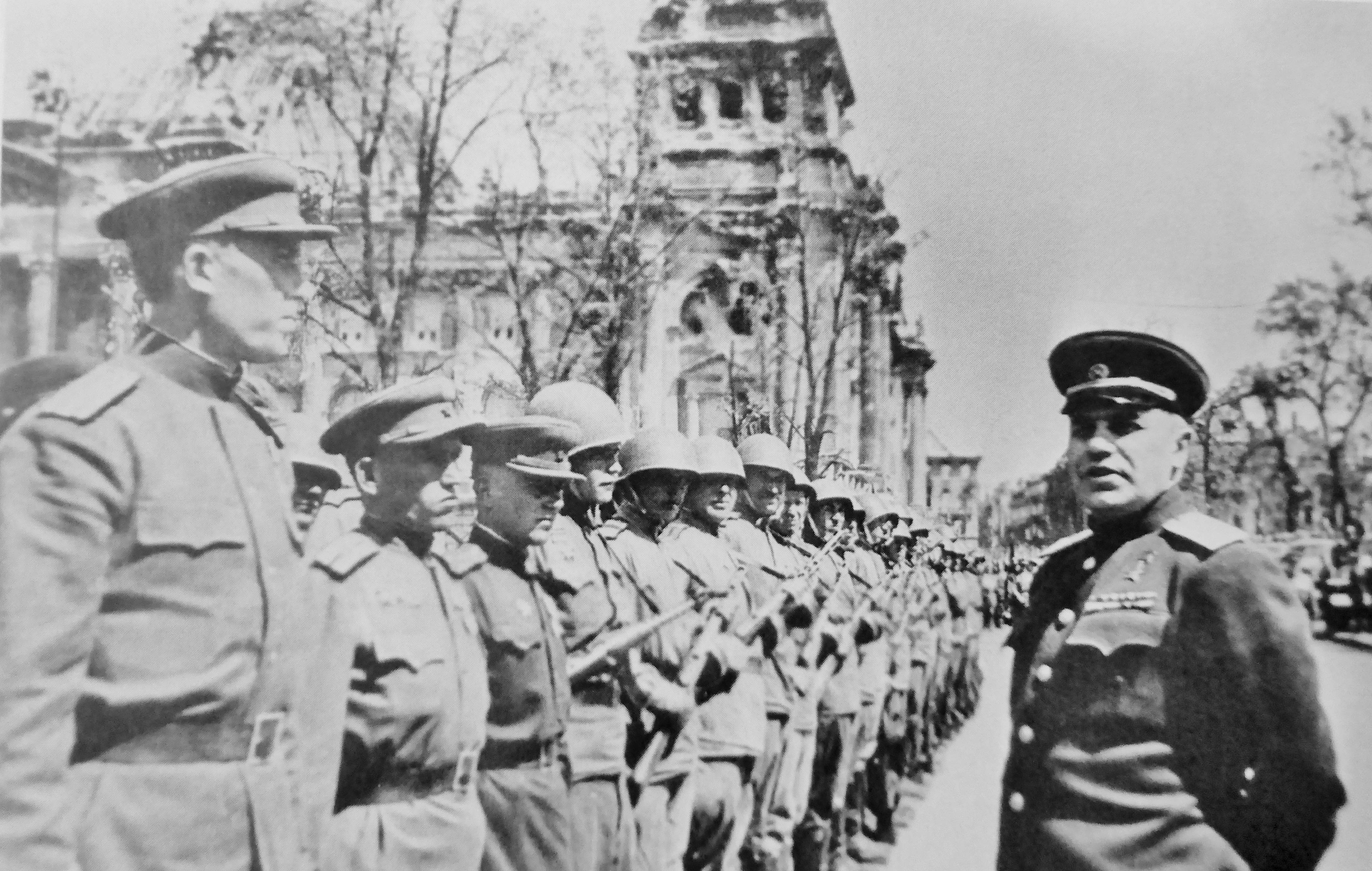 Фотография берлин 5 мая. Генерал Берзарин комендант Берлина. Комендант Берлина в 1945. Генерал Берзарин генерал Берзарин.