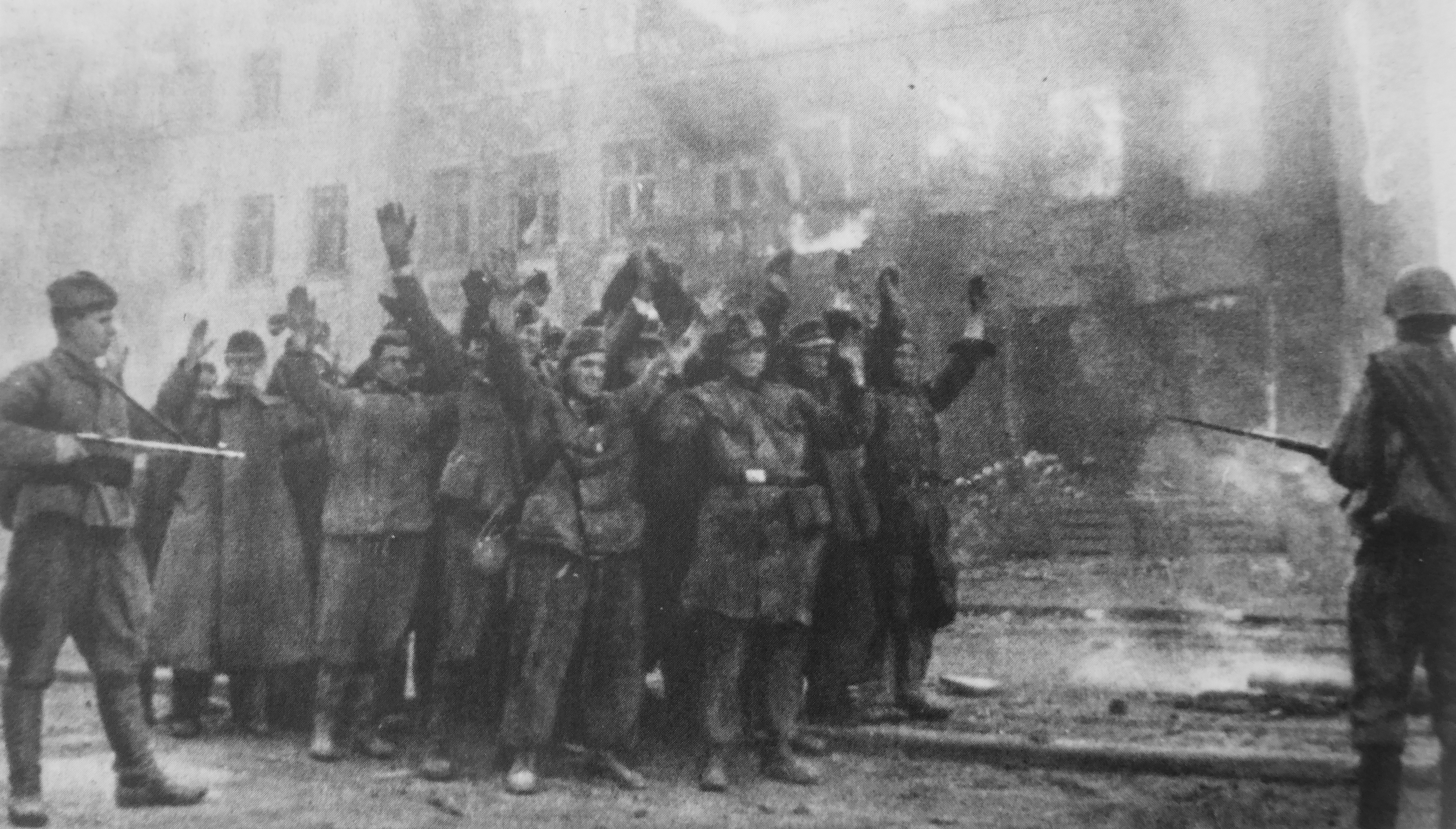 25 апреля 1945 г. Штурм Кенигсберга 1945. Пленные немецкие солдаты 1945. Штурм Кенигсберг 9 апреля 1945. Штурм Калининграда 1945.