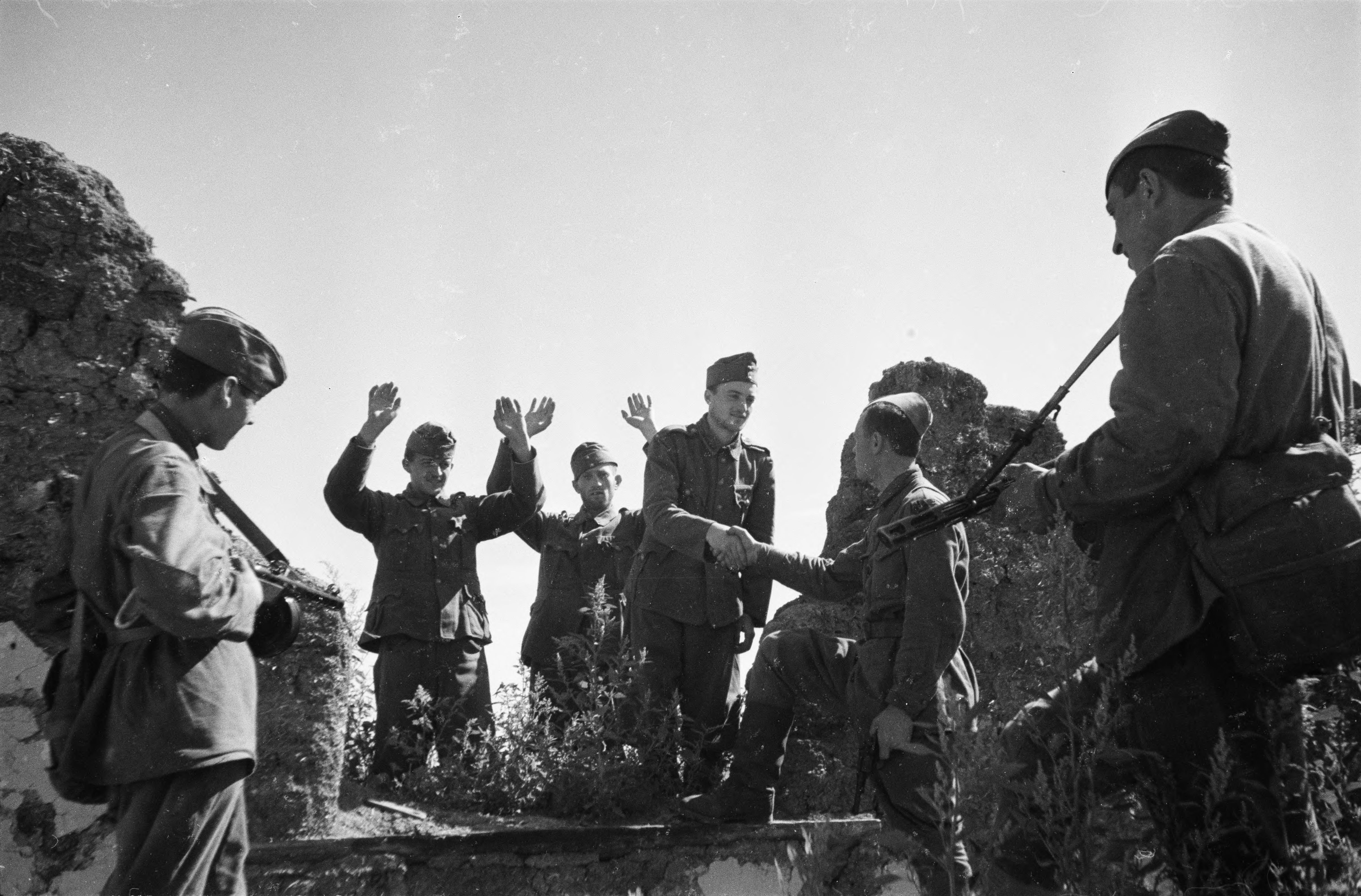 Куда немцы загнали пленных переночевать. 1942 Пленные венгерские солдаты. Пленные немецкие солдаты 1942. Венгерские военнопленные 1943.