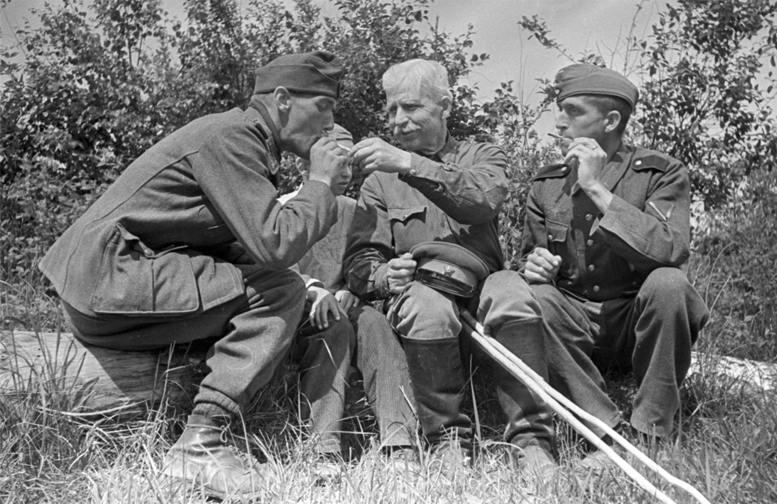 Первые 2 военный. Советский солдат и немецкий солдат. Солдаты второй мировой войны. Немецкие солдаты на привале.