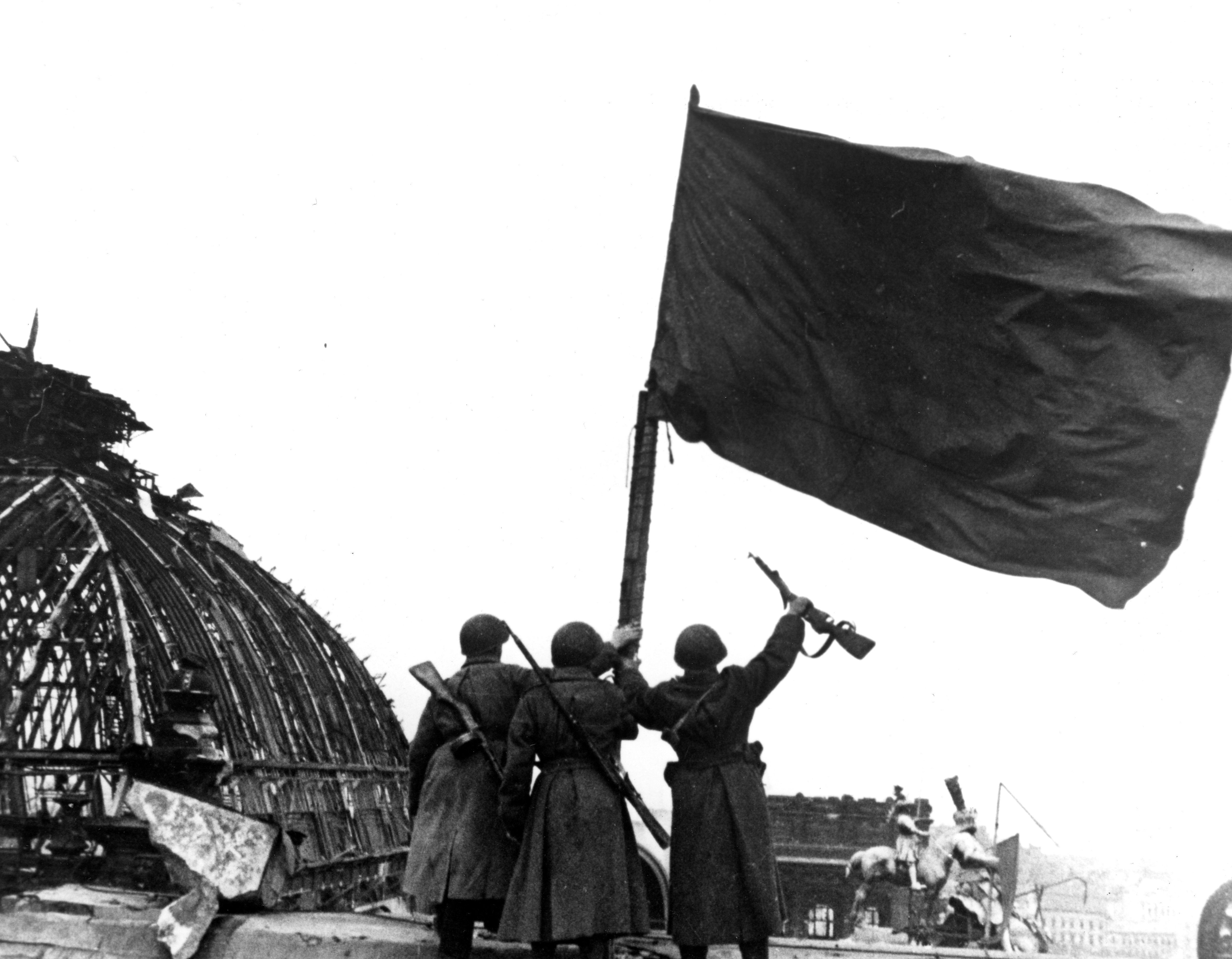 Установка флага на рейхстаг фото