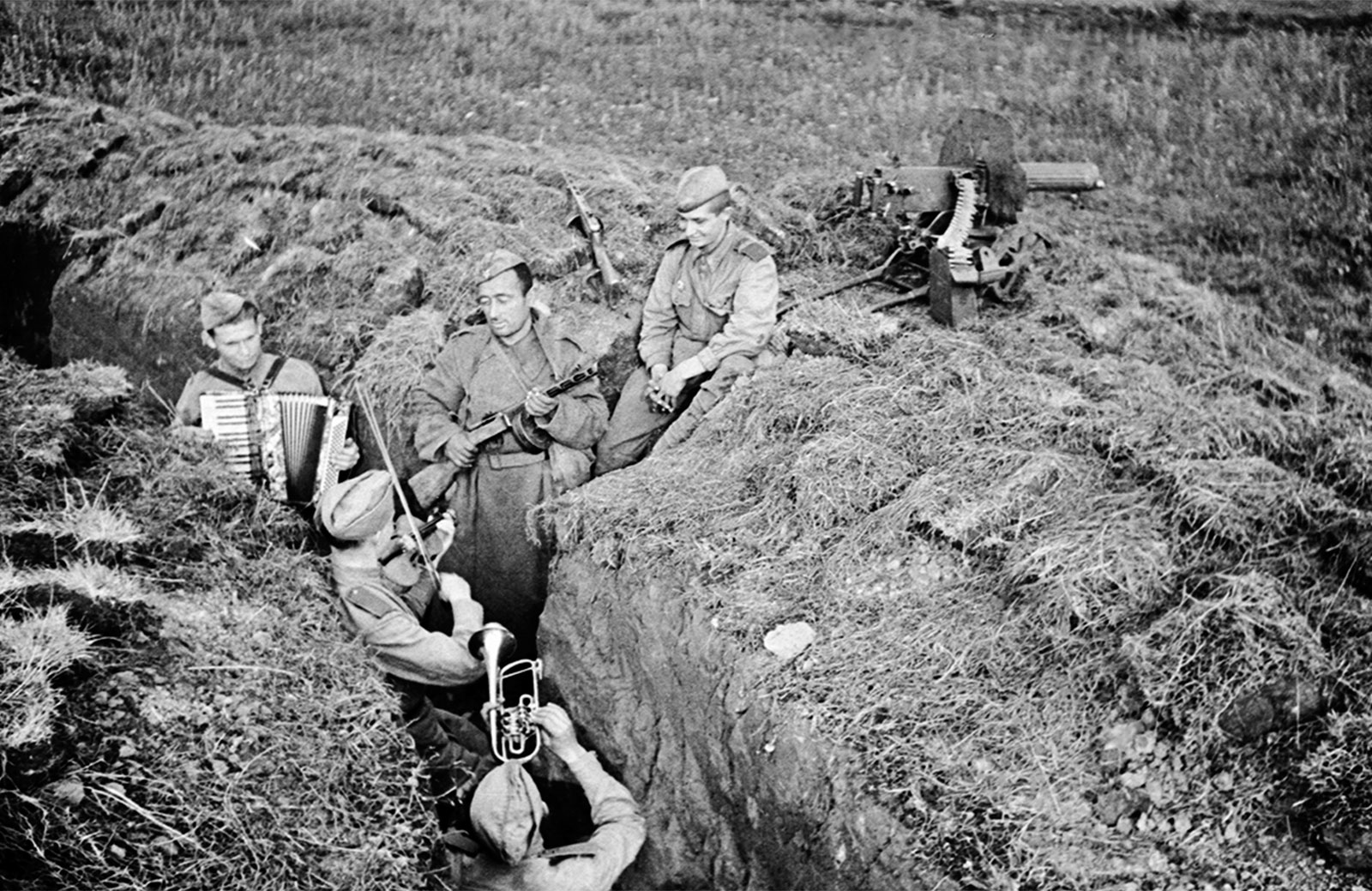 Солдат в окопе. Солдаты в окопах война 1941-1945. Окопы второй мировой войны СССР. Солдат в окопах ВОВ 1941-1945.