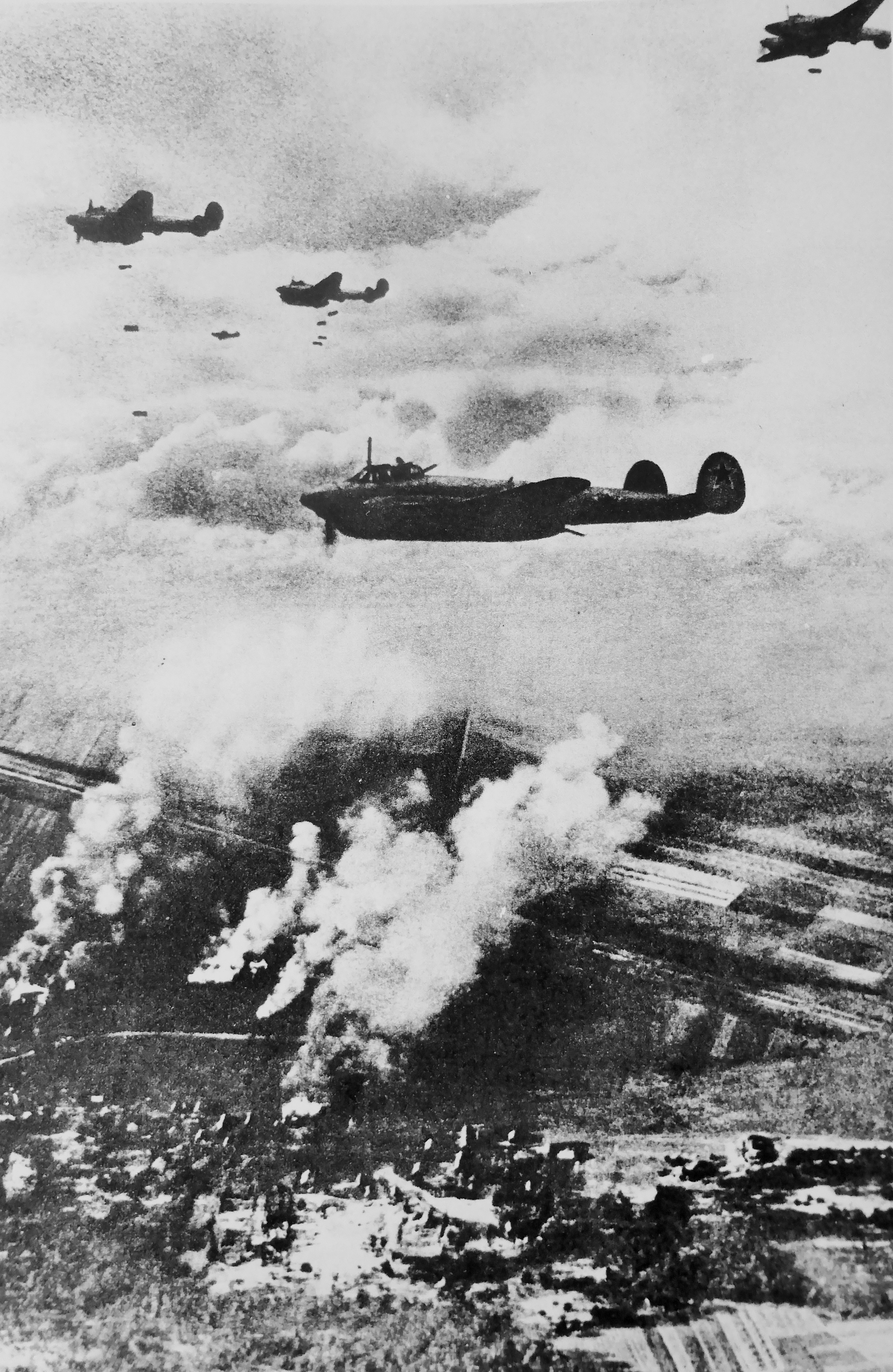 22 июня вов. ВОВ 22 июня 1941 самолеты. Бомбардировщики которые бомбили Берлин в 1941 году. Войны 1941-1945 самолеты бомбят.