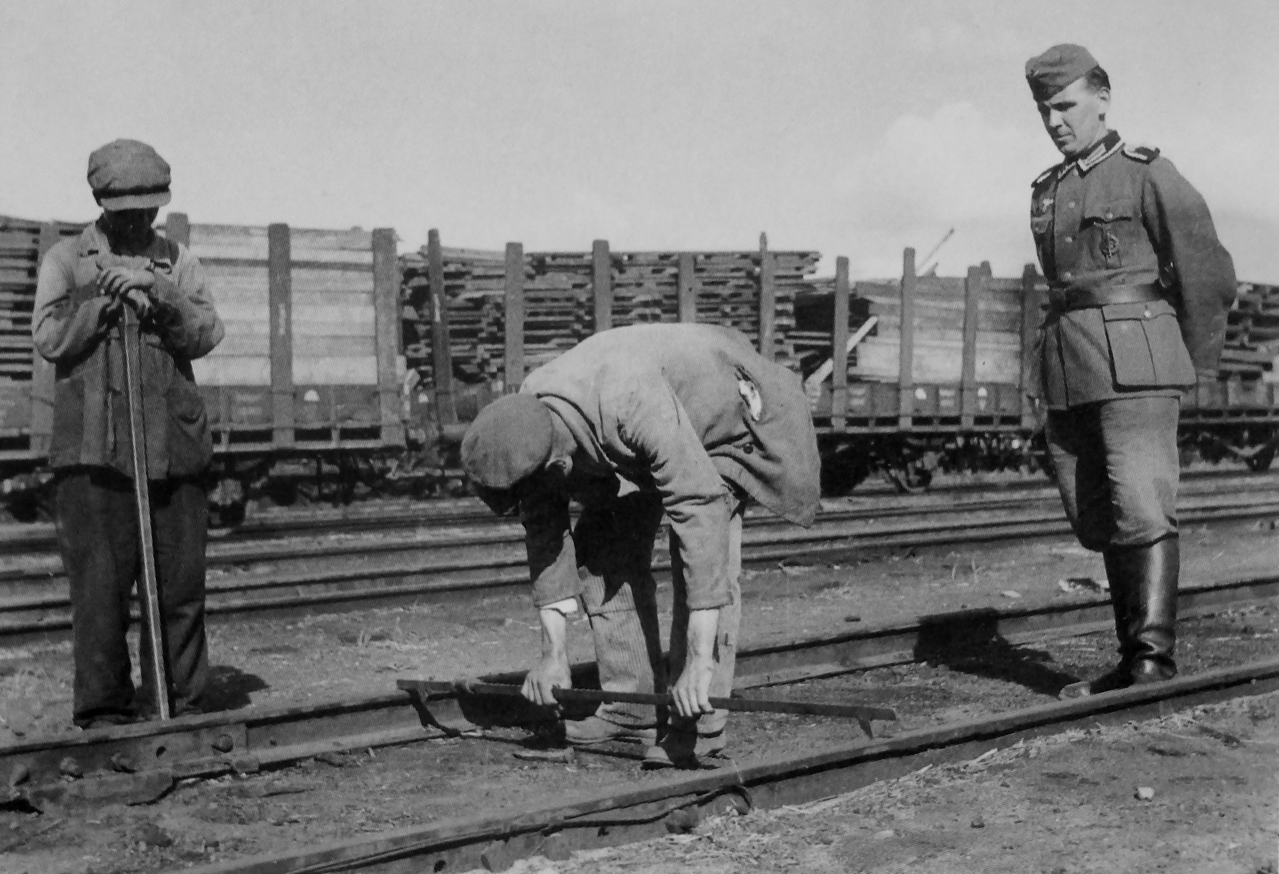 Военное положение железная дорога. Железнодорожники 1942. Обходчик железной дороги 1944. Железные дороги в ВОВ.