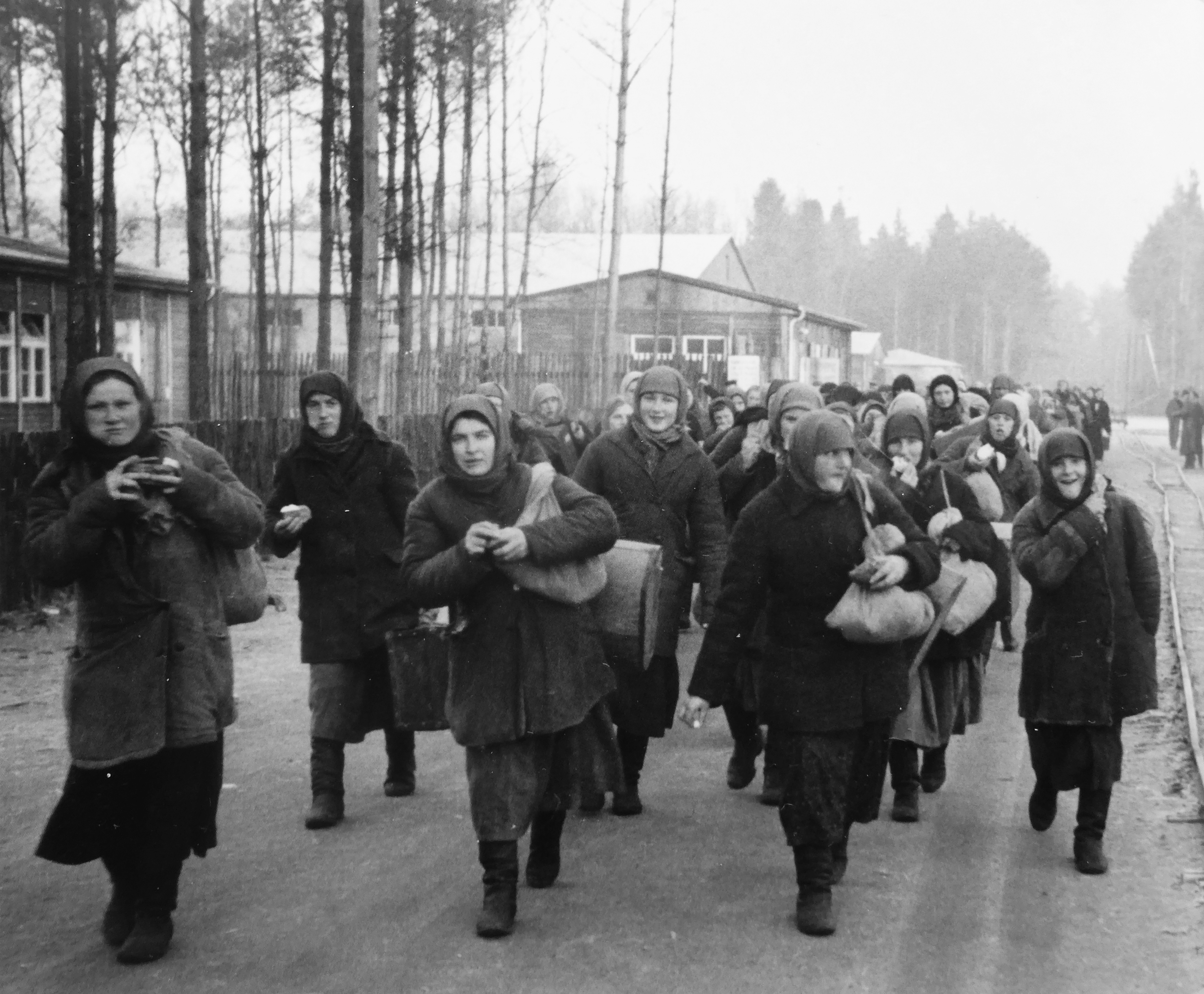 Советский человек в оккупации. Женщины Остарбайтеры в Германии. Дети Остарбайтеры в Германии. Жители угнанные в Германию в 1942.