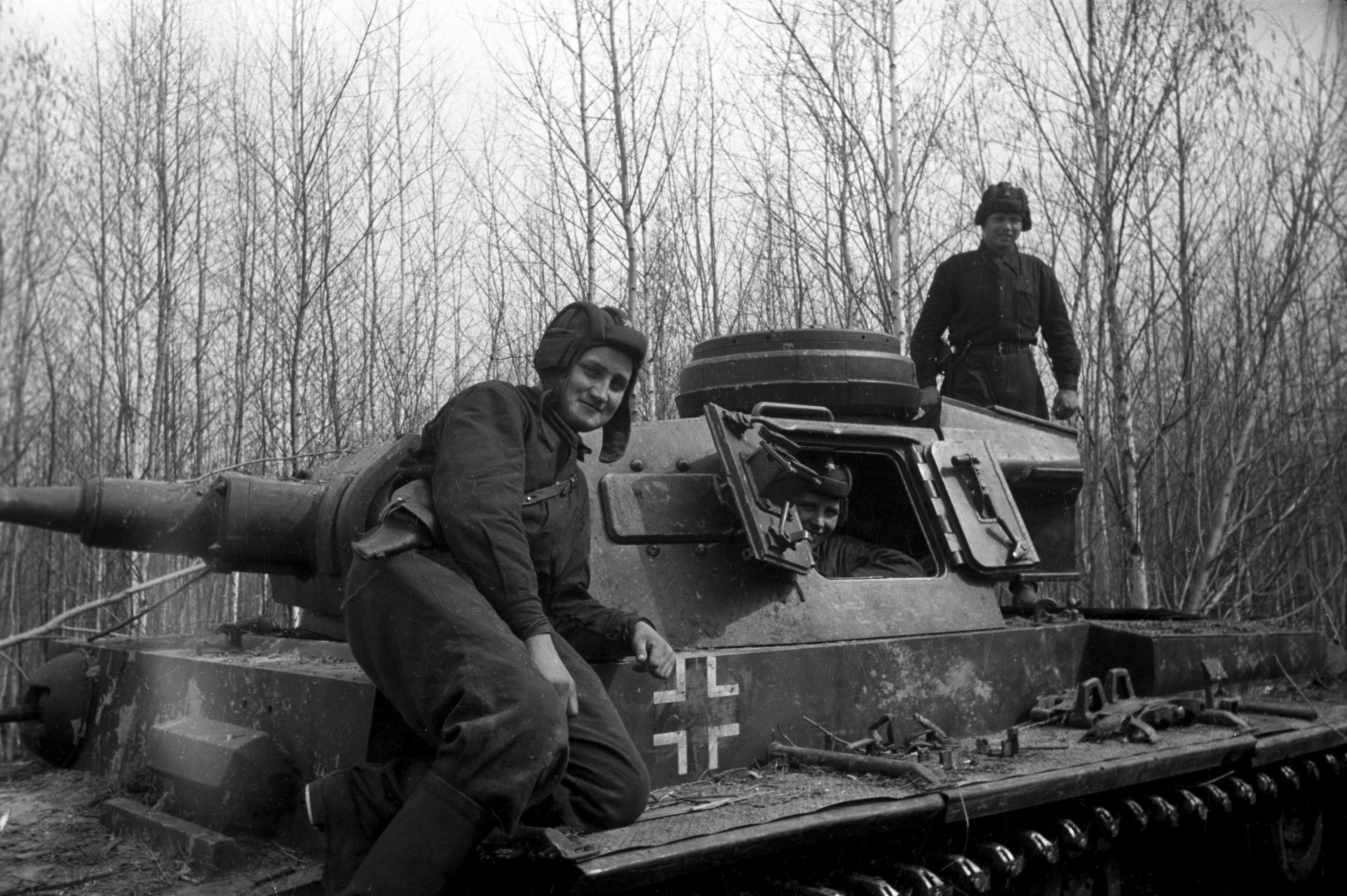 Захватили немецкий танк. Танки Германии 1941-1945г. PZ 3 трофейный красной армии. Танкисты на войне 1941-1945.
