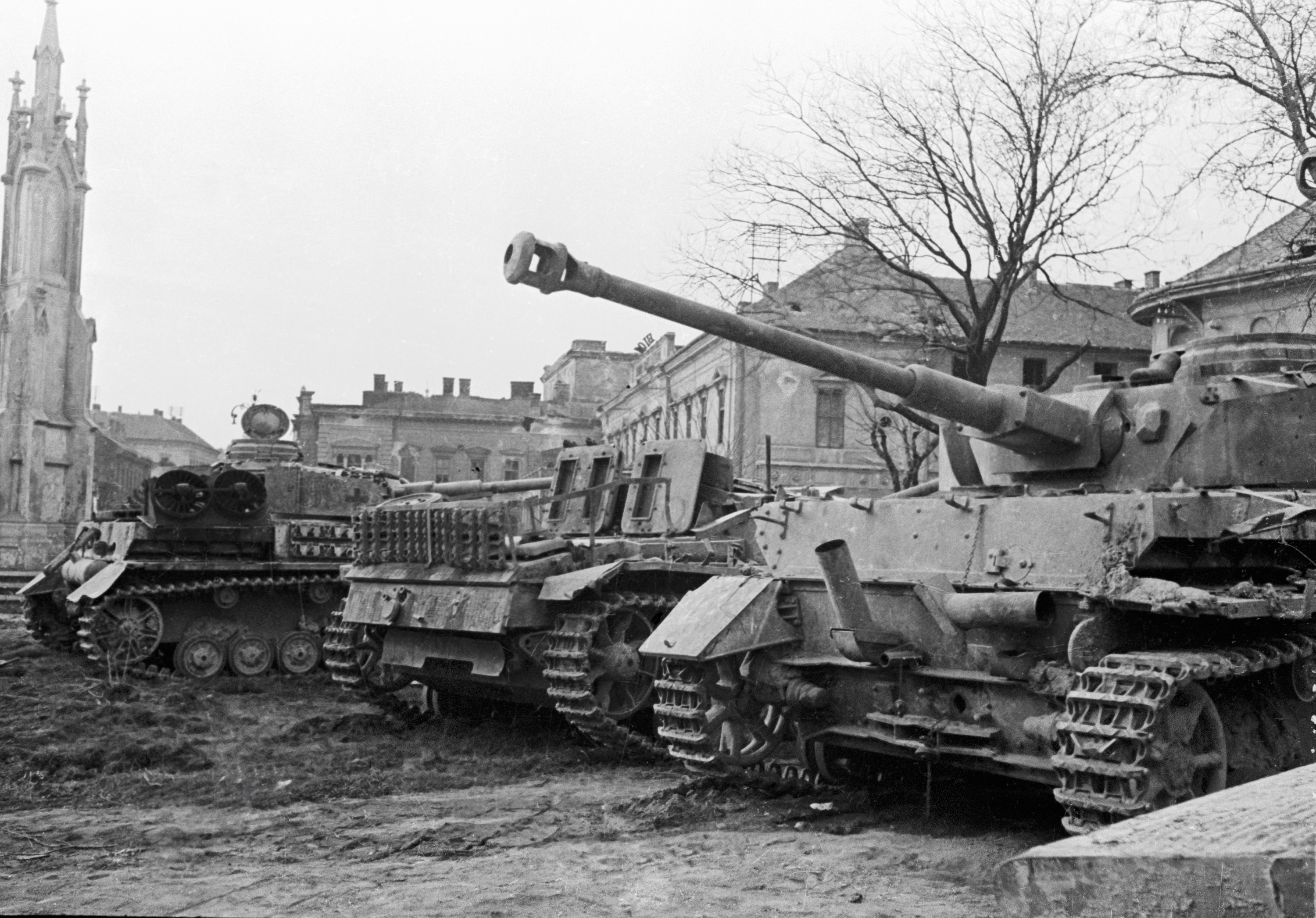 Захватили немецкий танк. Танки Германии 1941-1945г. Танки Германии 1945. Танк 1941 1945 Германия. Будапешт 1944 немецкие танки.