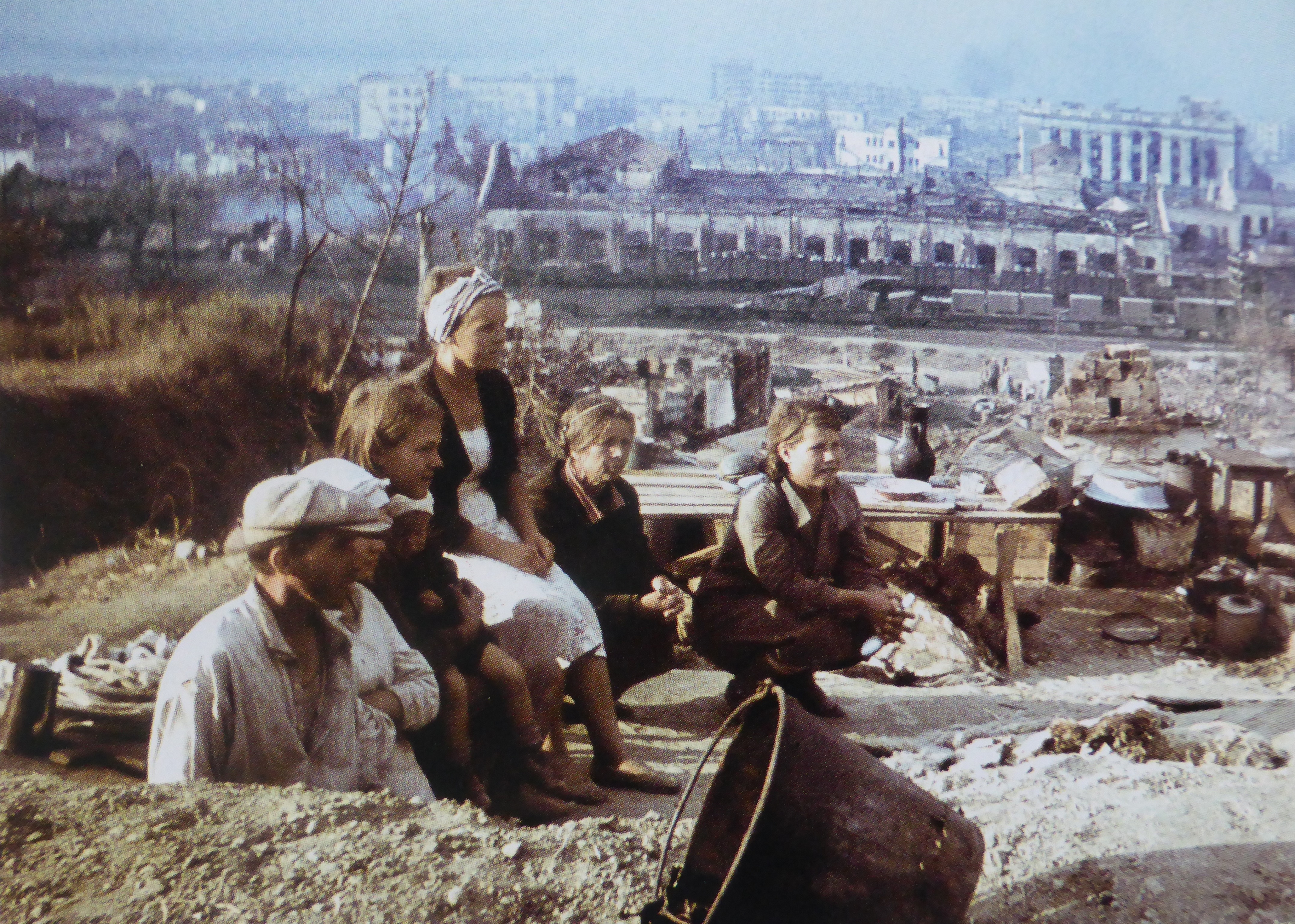 Первые дни после войны. Улицы Сталинграда мирные жители 1942. Сталинград 1943г мирные жители. 23 Августа 1942 Сталинград жители.