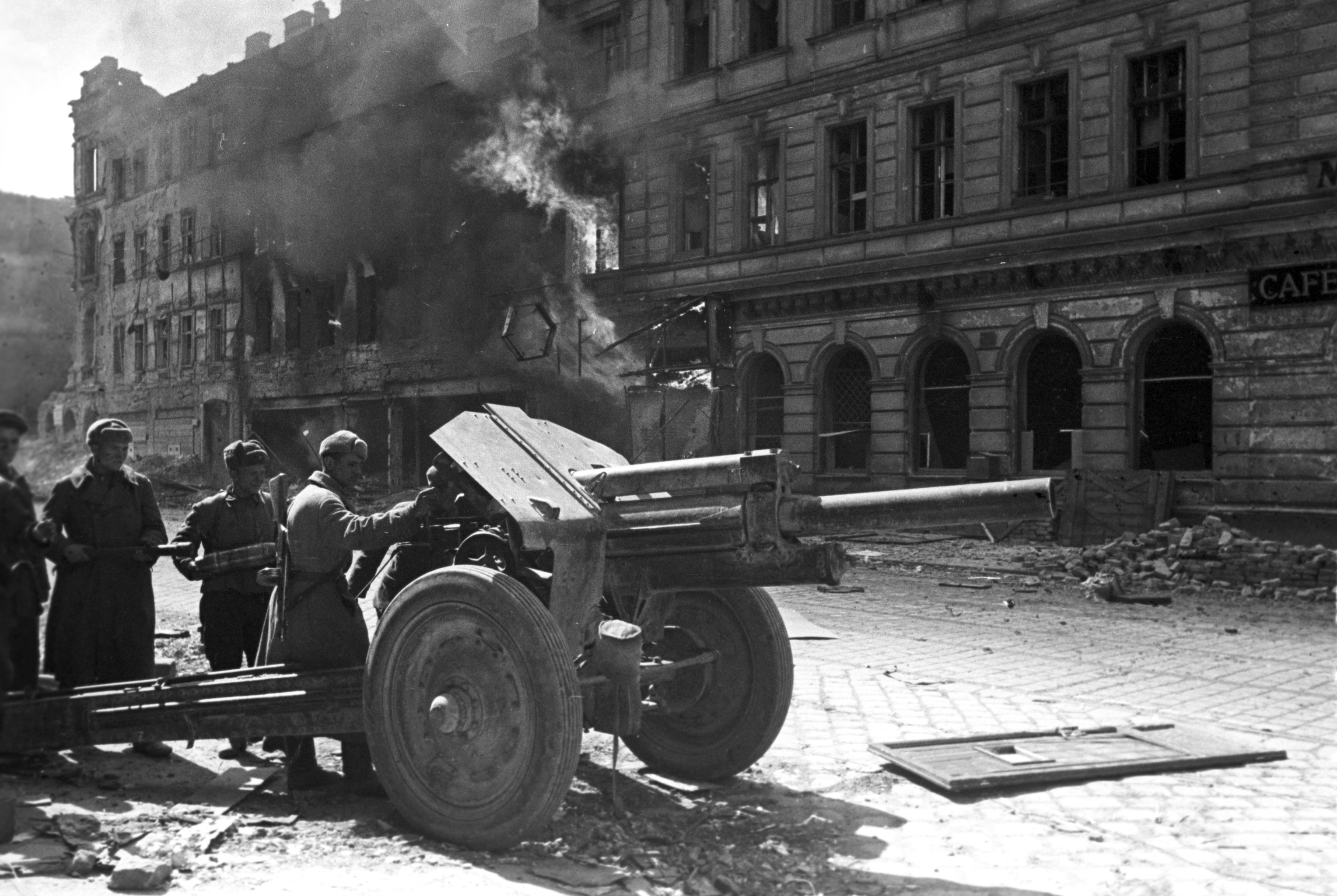 Битва за вену. Штурм Берлина артиллерия 1945. 13 Апреля 1945 город Вена освобождение.