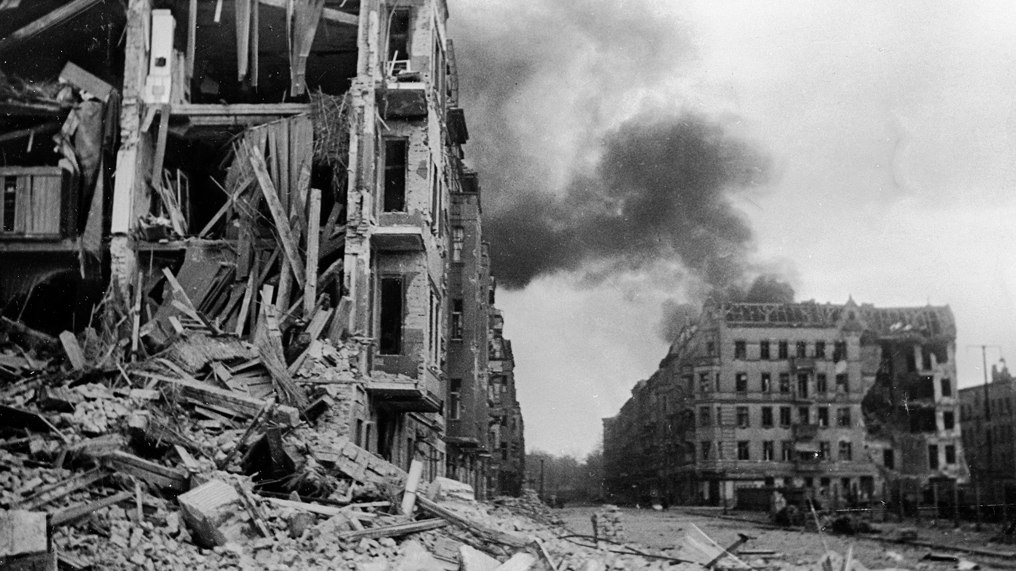 Вид на улицу с разрушенными домами во время боев в Берлине — военное фото