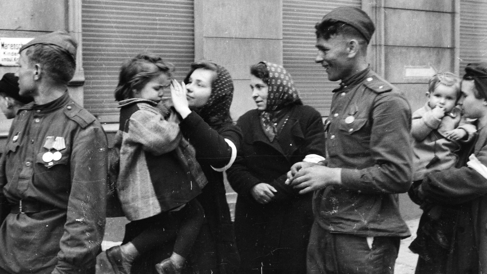 Что русские солдаты делали с немками в берлине
