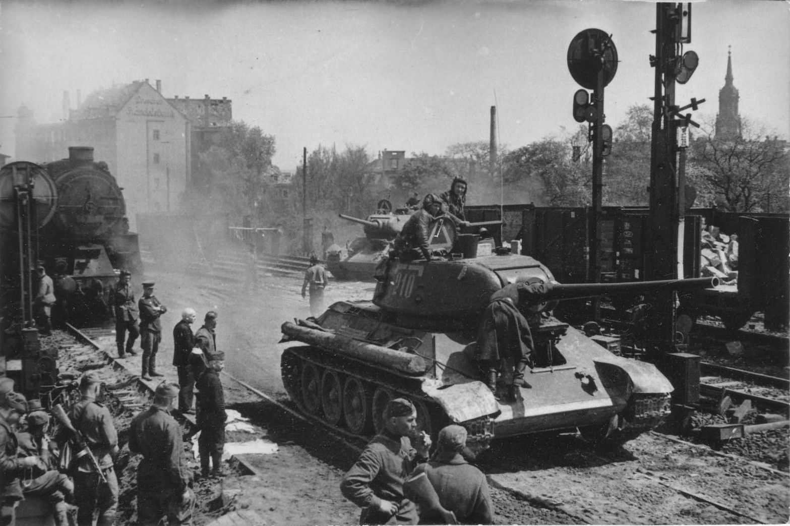 Танковые корпуса вов. Танк т 34 в Берлине. Дрезден 1945 советские войска в Дрездене. Хальбский котёл апрель 1945 года.