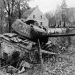 1944 ноябрь 11 -  подразделение _Hermann Goring_ уничтожило танк Т - 34-85..jpg