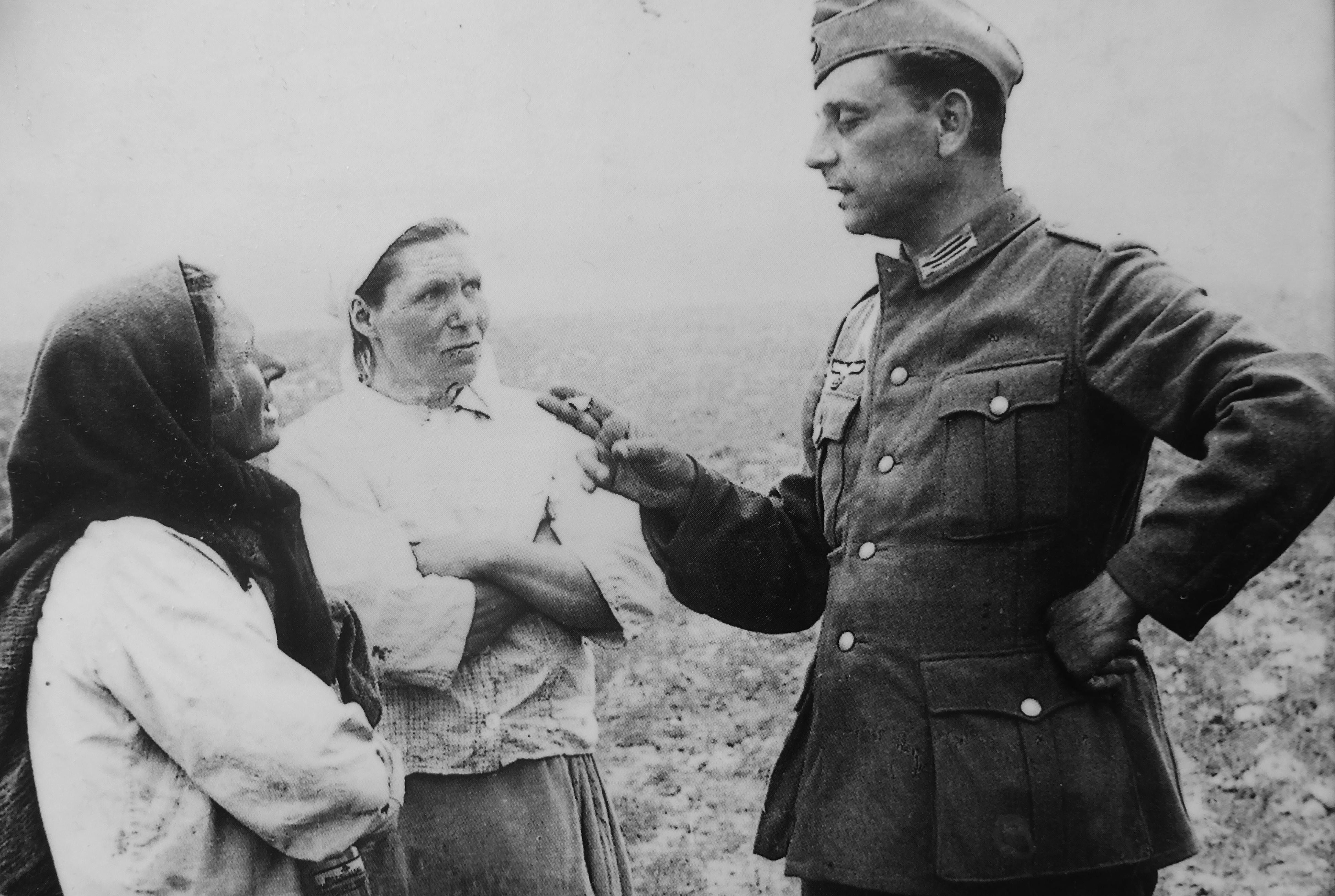 Опять немцы полезли кто сказал. Оккупированная Белоруссия 1941. Немцы в Белоруссии 1941. Немецкие оккупанты и женщины.