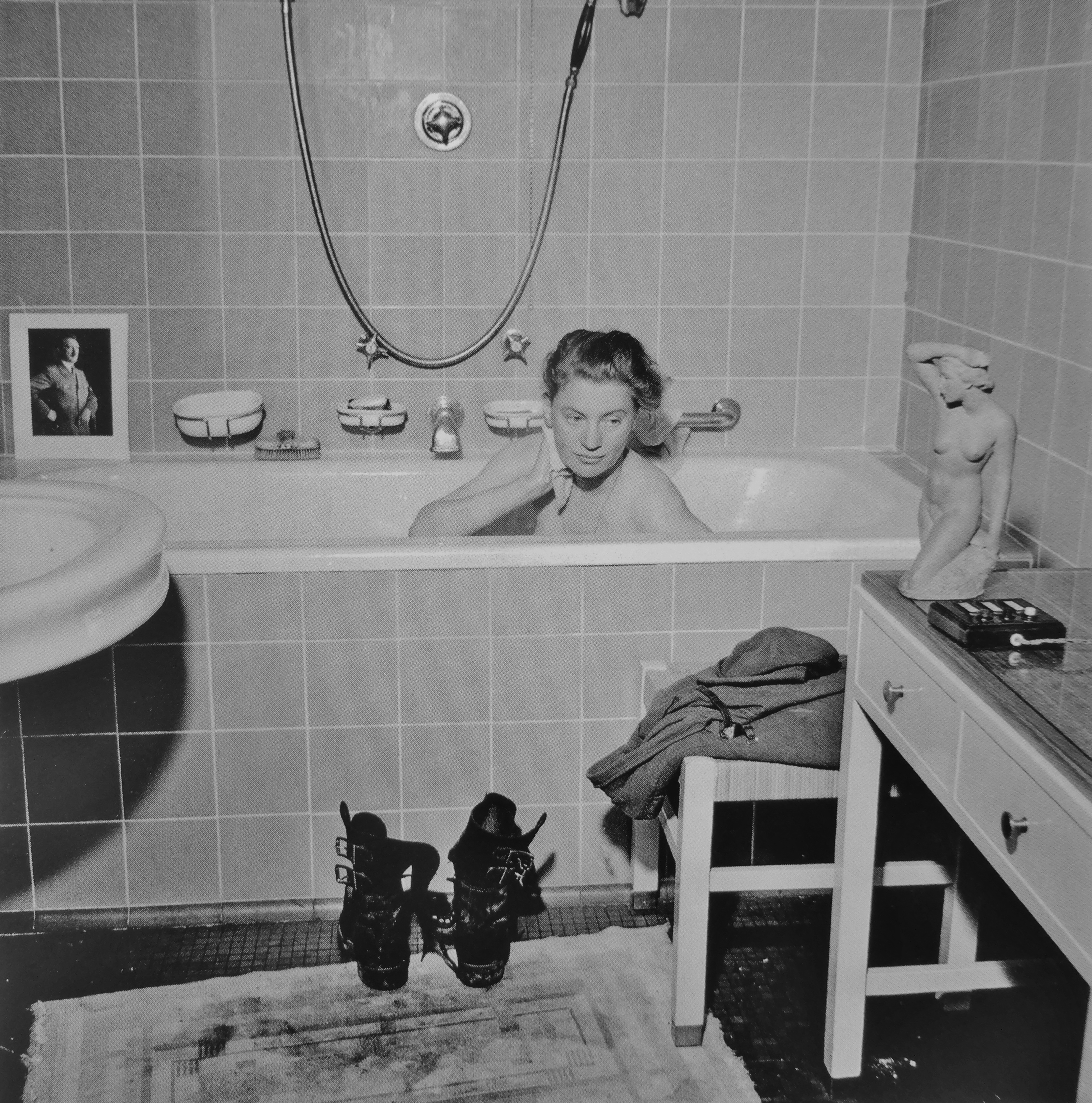 В ванне гитлера ли миллер ванной. Ли Миллер в ванной Гитлера. Ли Миллер в ванной Гитлера Мюнхен 1945. Элизабет Миллер в квартире Гитлера. Ли Миллер фотографии в ванной Гитлера.