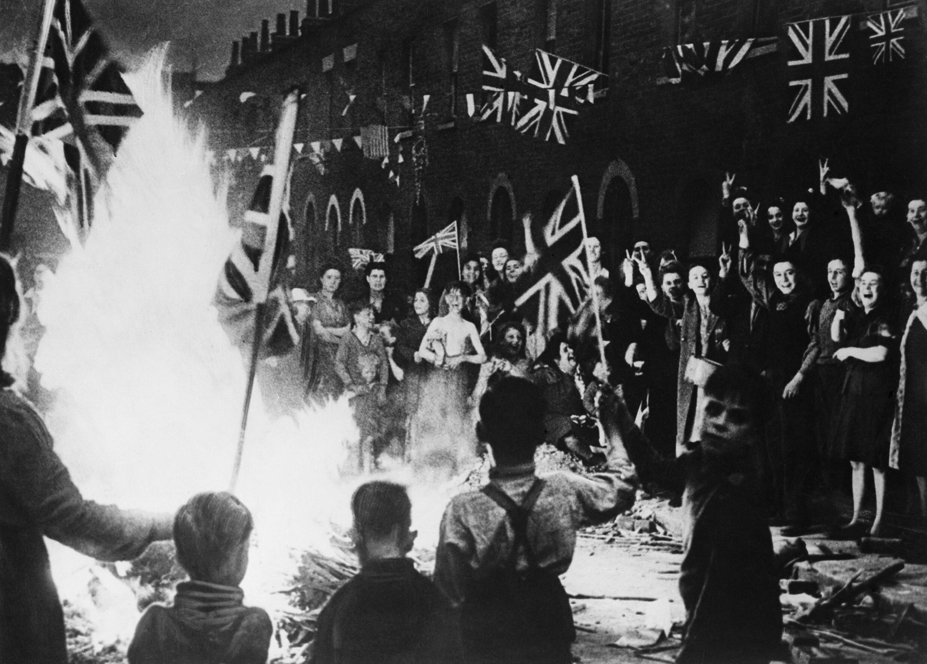 1945 3 июня. 9 Мая 1945. Конец войны. 9 Мая 1945 Лондон. Люди празднуют победу 1945.