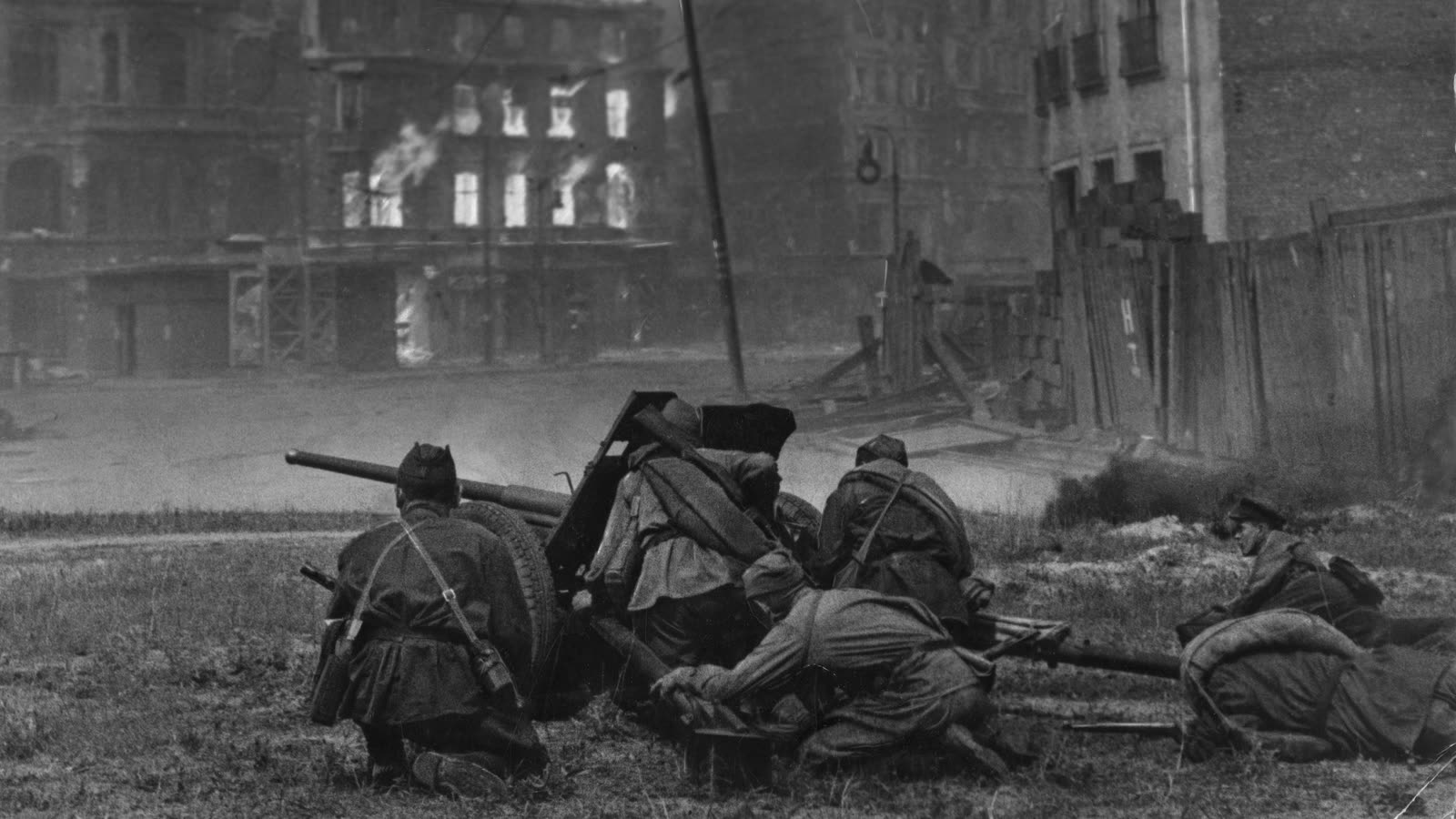Вторая мировая ссср. Штурм Берлина 1945. Штурм Берлина артиллерия 1945. Уличный бой 1945 года Берлин.