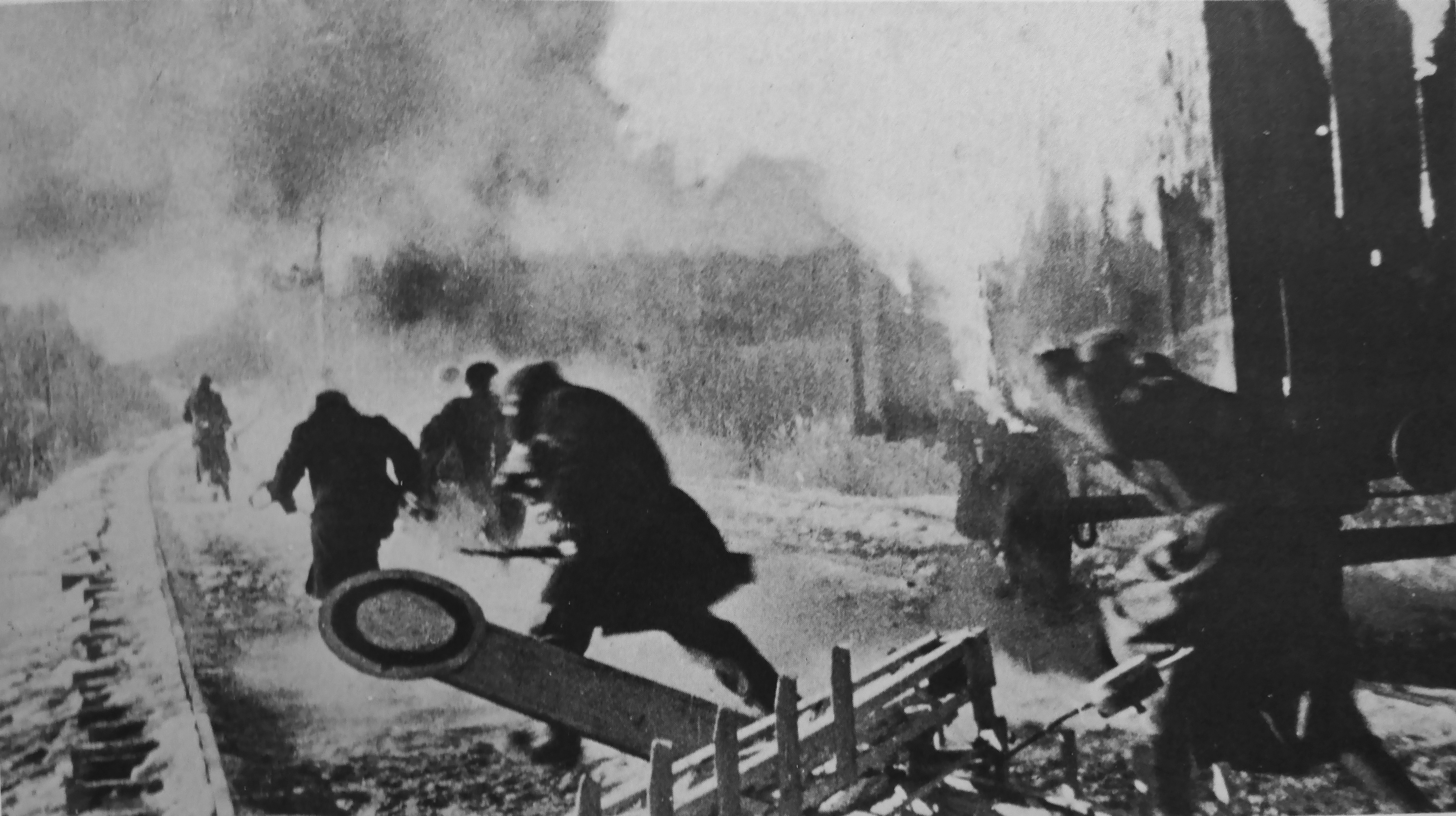 Операция советских партизан проведенная. Партизаны Белоруссии 1943 год. Подрыв железной дороги в ВОВ. Партизаны минируют железную дорогу.