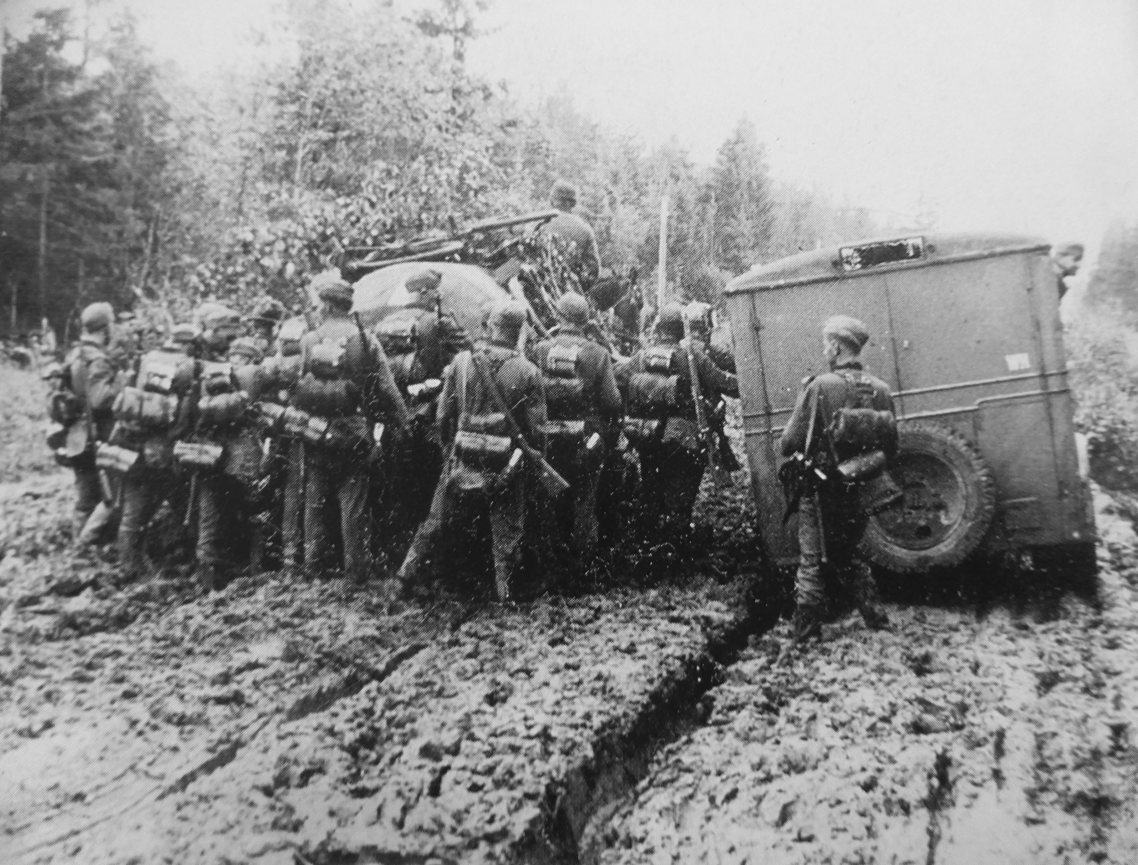 Фронт телега. Октябрь 1941 грязь распутица. Солдаты вермахта 22 июня 1941. Немецкие танки в грязи 1941.