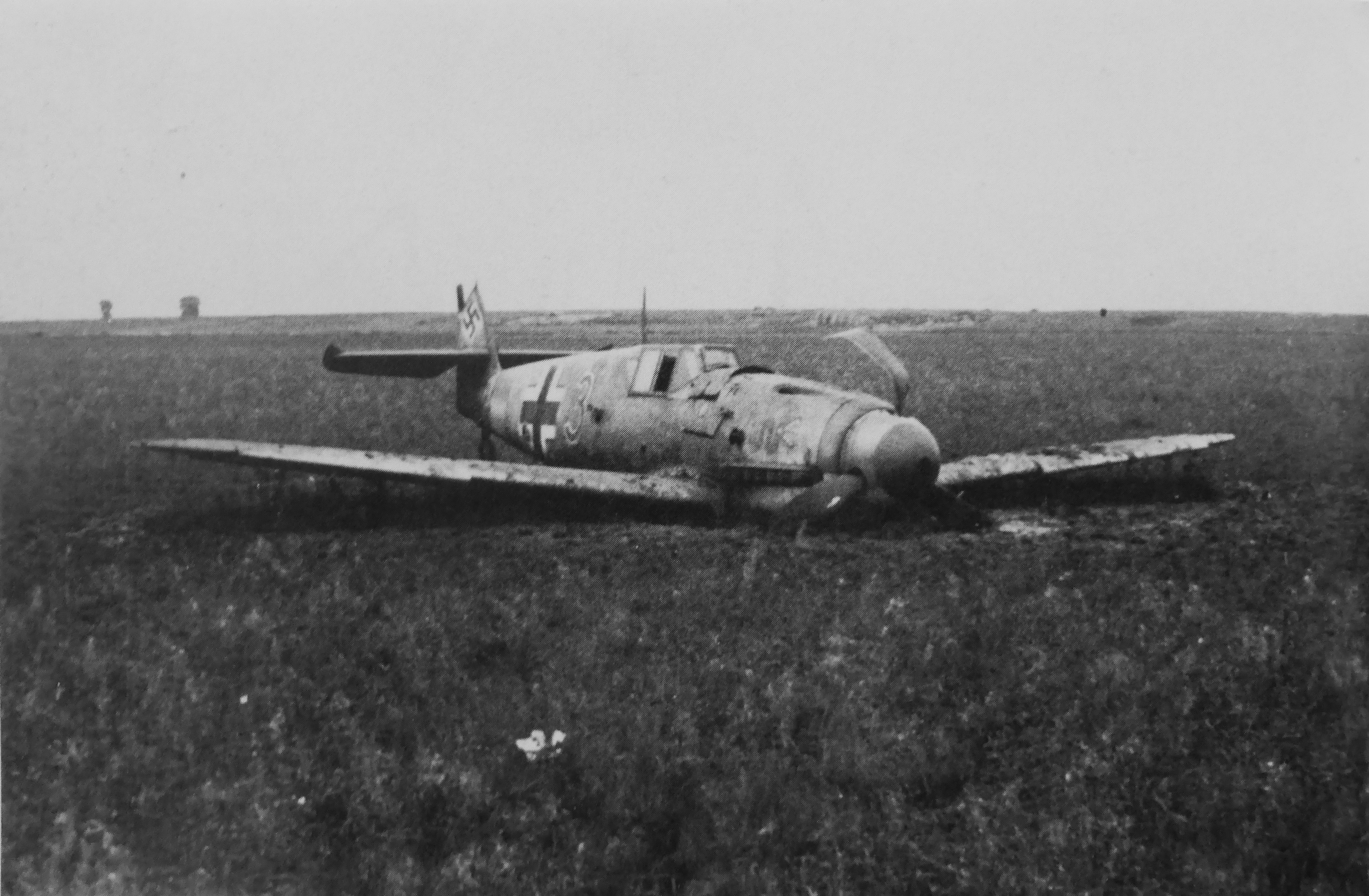 Второй сбитый самолет. Мессершмитт 109 ВОВ. Сбитый Мессершмитт 109. Подбитый немецкий самолет 1945.