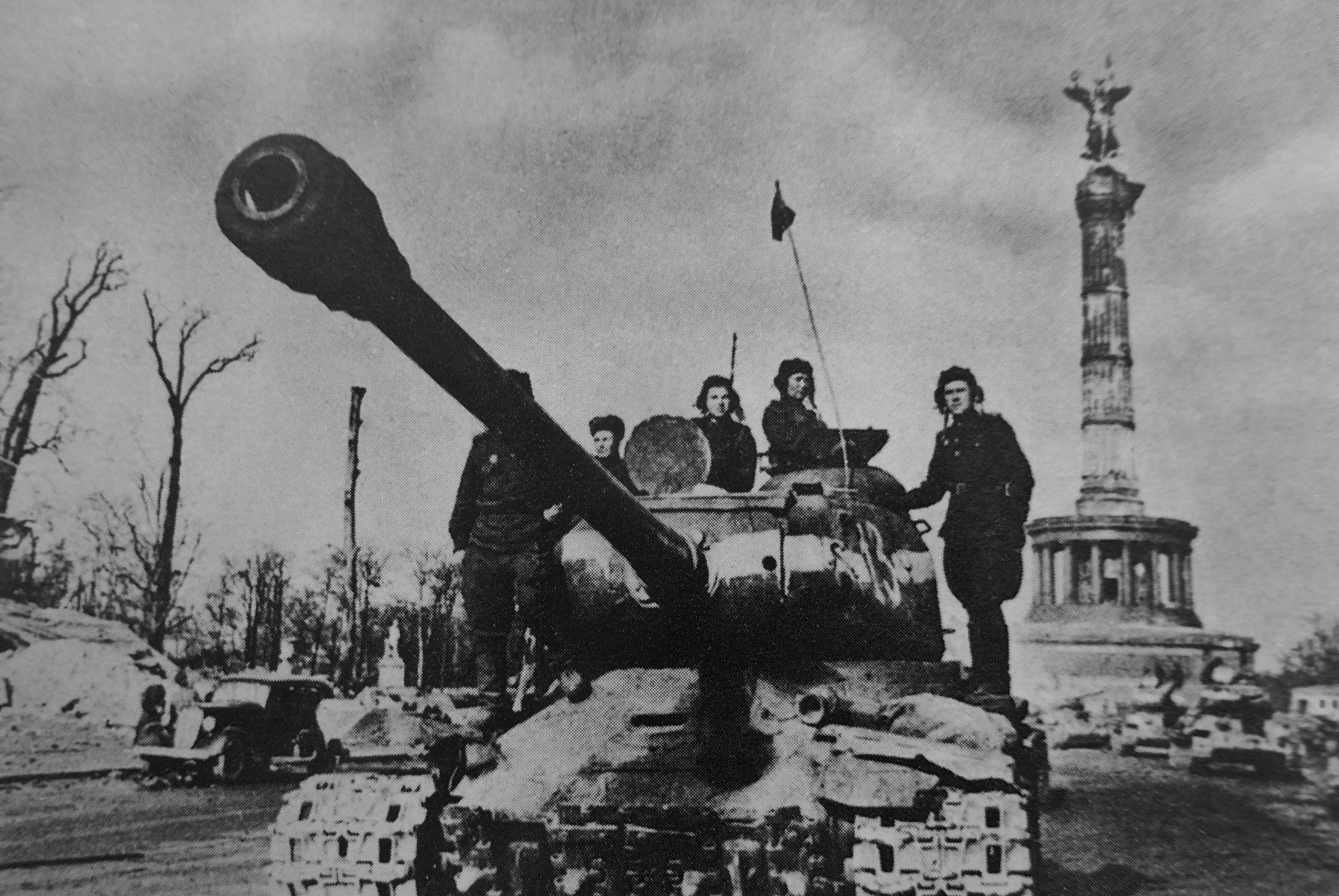 Ис 2 история. ИС-2 В Берлине 1945. Танк ИС 2 В Берлине. Танк ис2 Берлин 1945.