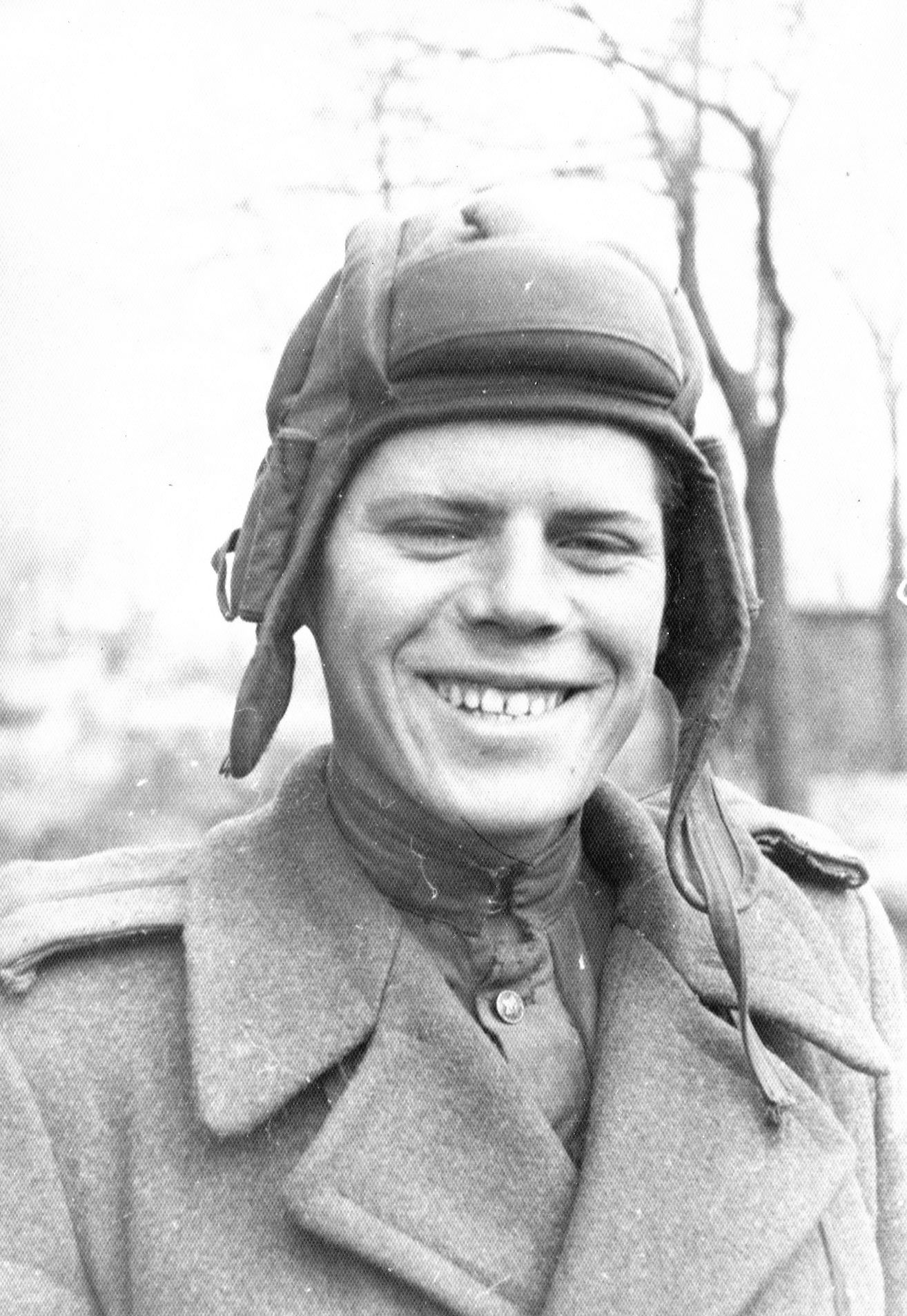 Советский солдат улыбается