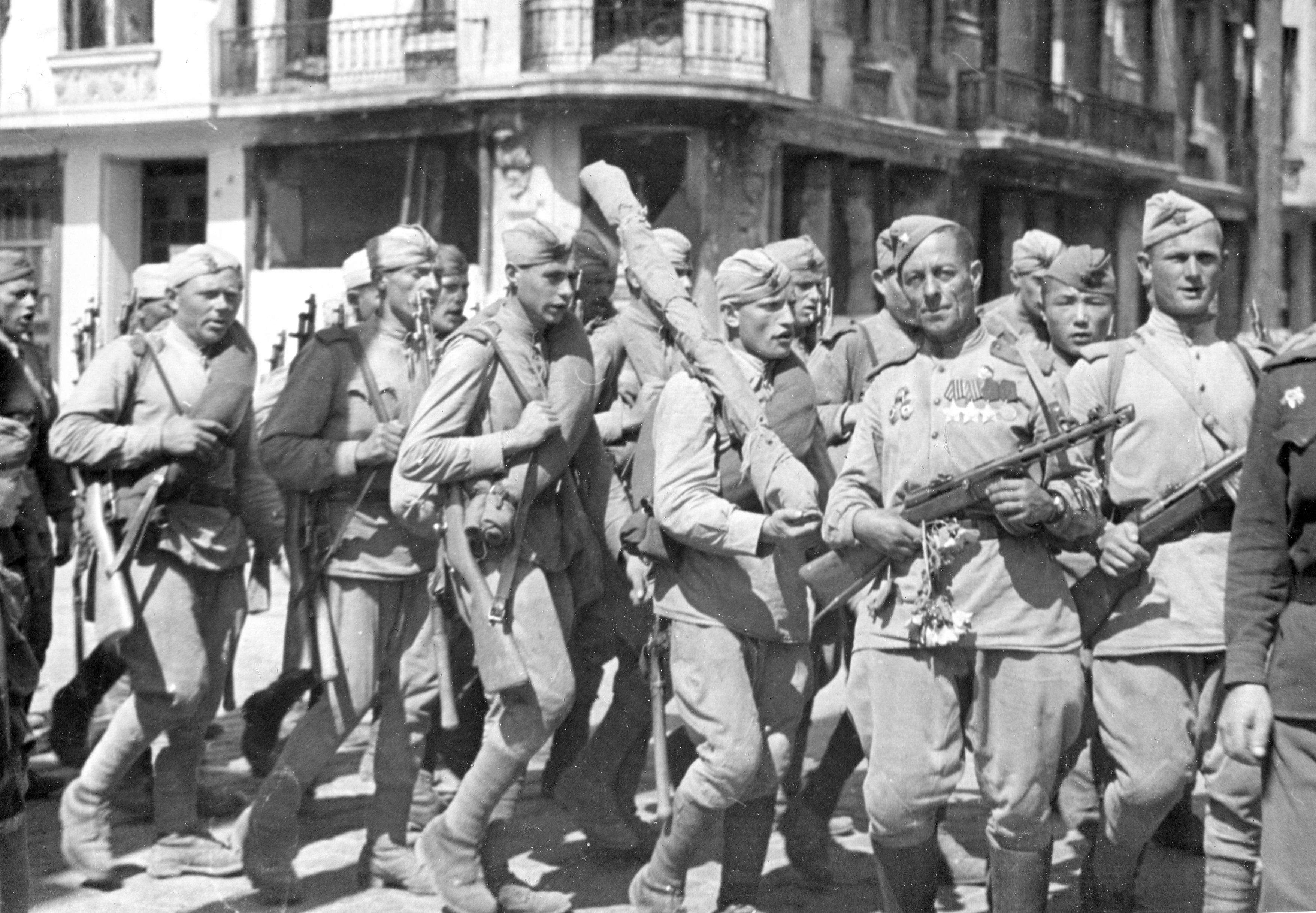 Советские солдаты возвращаются домой