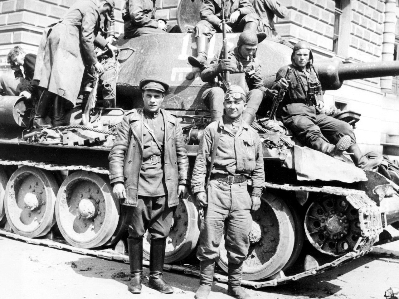 Последняя операция великой отечественной. Т-34/85 10 Гвардейский танковый корпус. Т 34 Прага 1945. 4-Й Гвардейский танковый корпус. Т34 Гвардейской танковой армии.