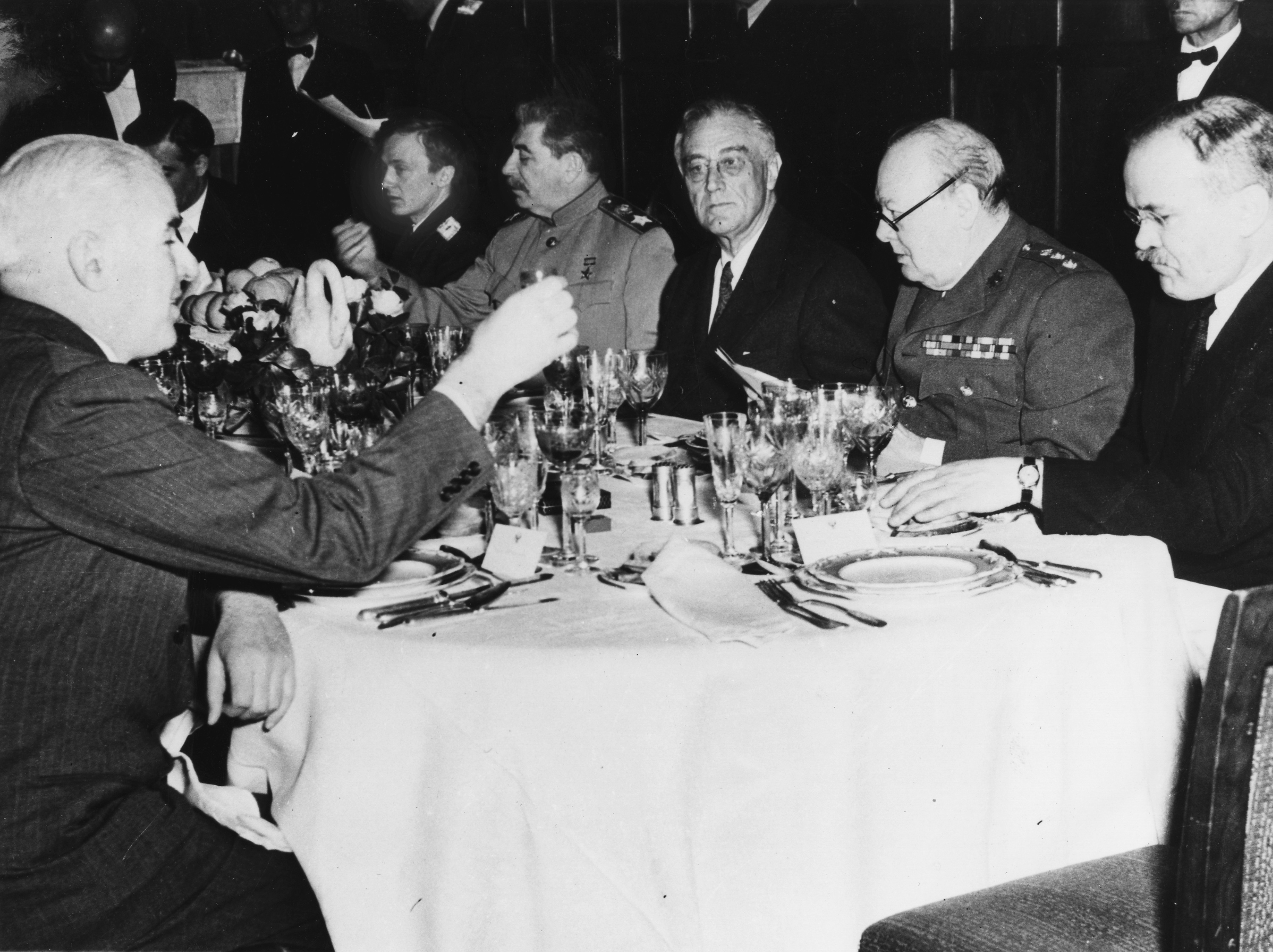 В каком городе крыма состоялись переговоры 1945. Уинстон Черчилль Ялтинская конференция. Иосиф Сталин на Ялтинской конференции. Банкет на Ялтинской конференции. Сталин Черчилль и Рузвельт в Ялте.