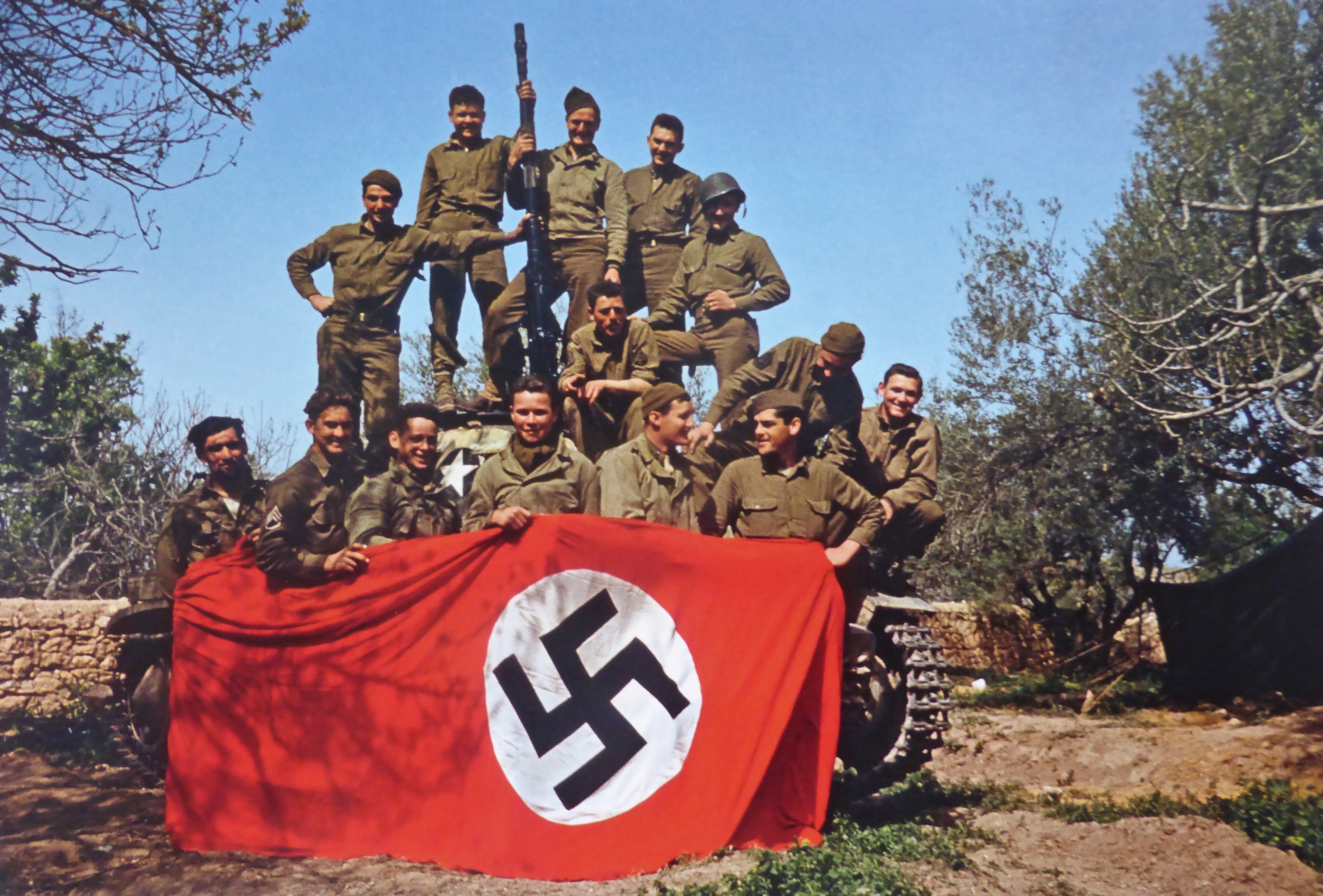 Фашистская америка. Американские солдаты с нацистским флагом. Американские солдаты с флагом. Американские фашисты.