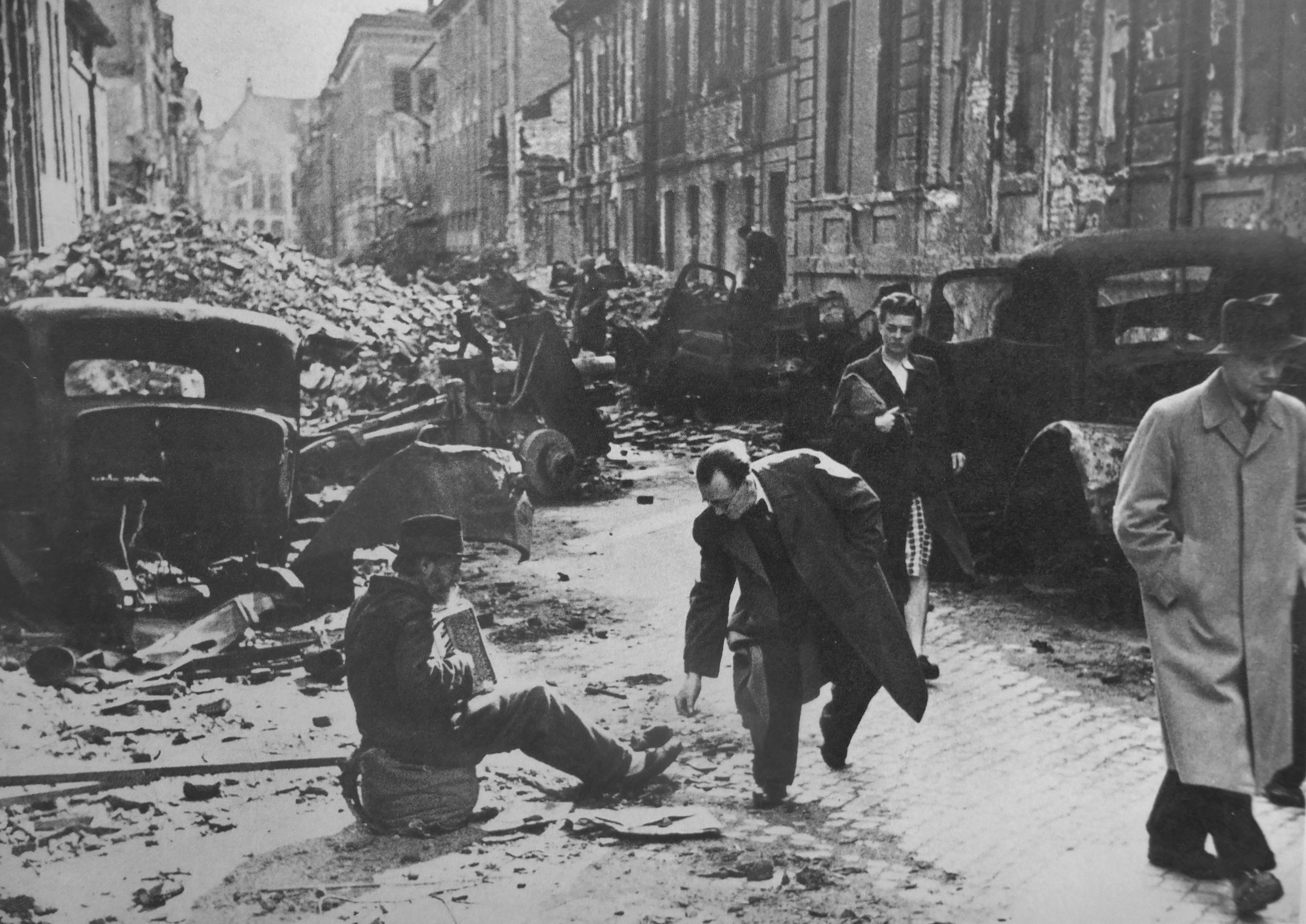 Тяжело после войны. Берлин после войны 1945. Берлинские улицы в 1945. ВОВ Берлин 1945 руины.