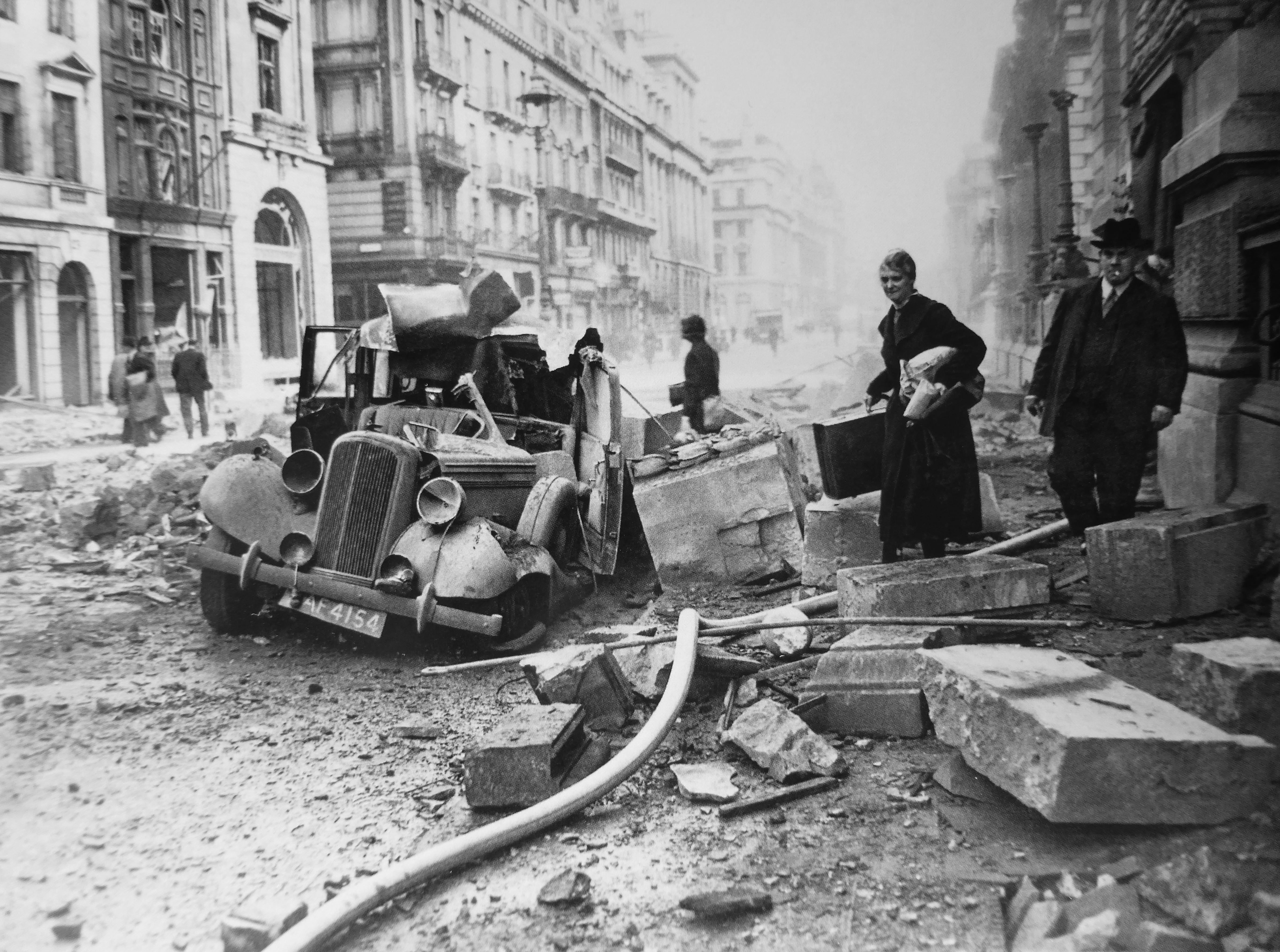 Как изменилось после 2 мировой войны. Бомбардировка Лондона 1940. Блиц Лондон 1940. Лондон после бомбежки 1940. Англия 1940.
