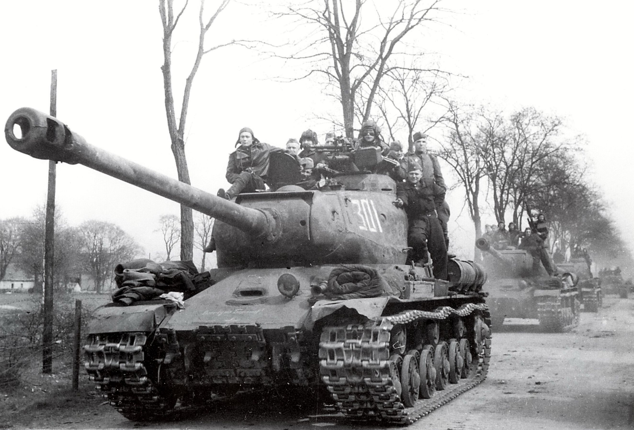 Тяжелый танк времен войны. Танк ИС-2 (Иосиф Сталин). ИС-2 В Берлине. ИС 2 1944. Танк ИС 2 на войне.