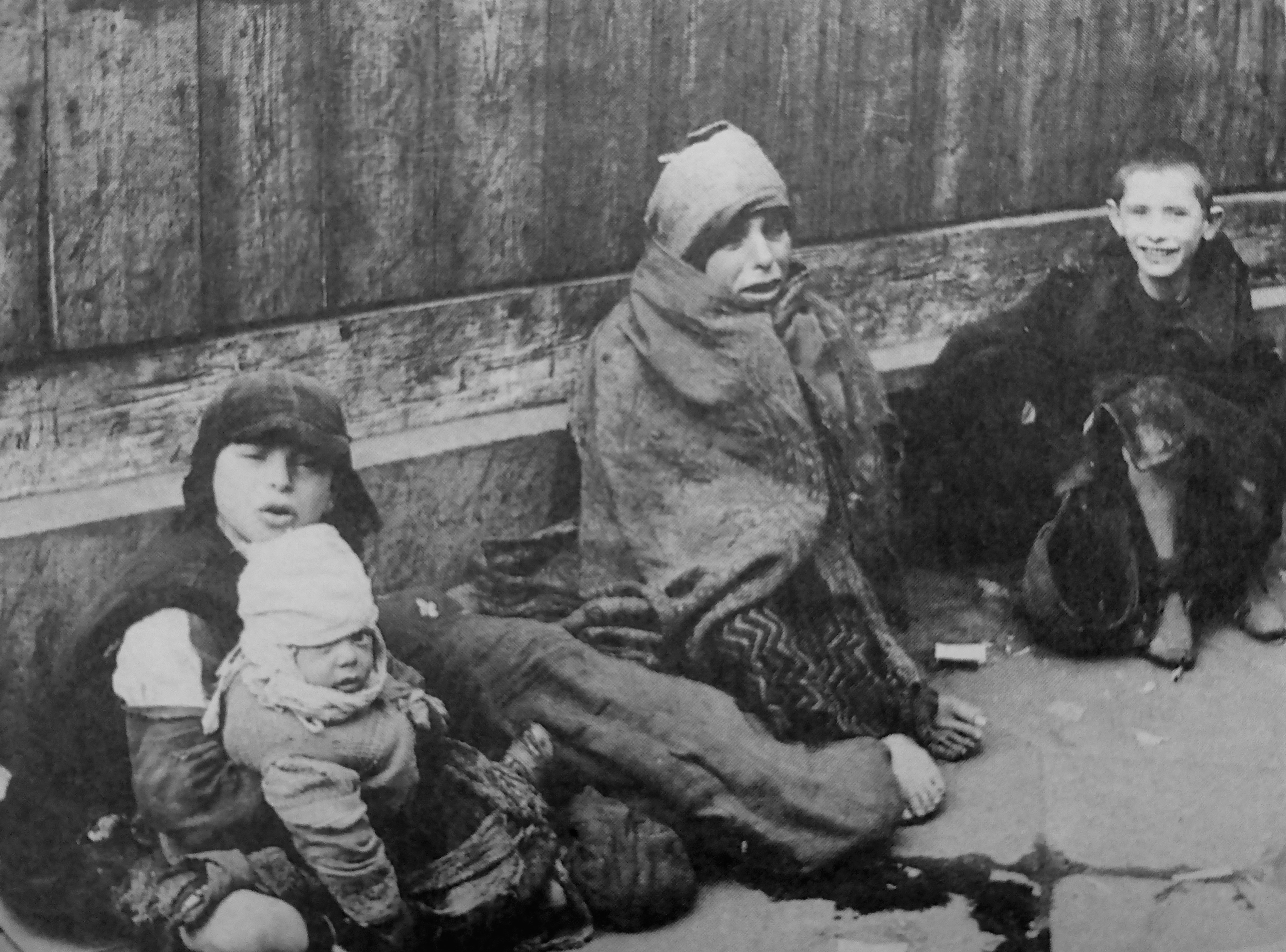 Военный голод. Холокост Варшавское гетто. Варшавское гетто восстание 1943. Еврейские дети в Варшавском гетто.