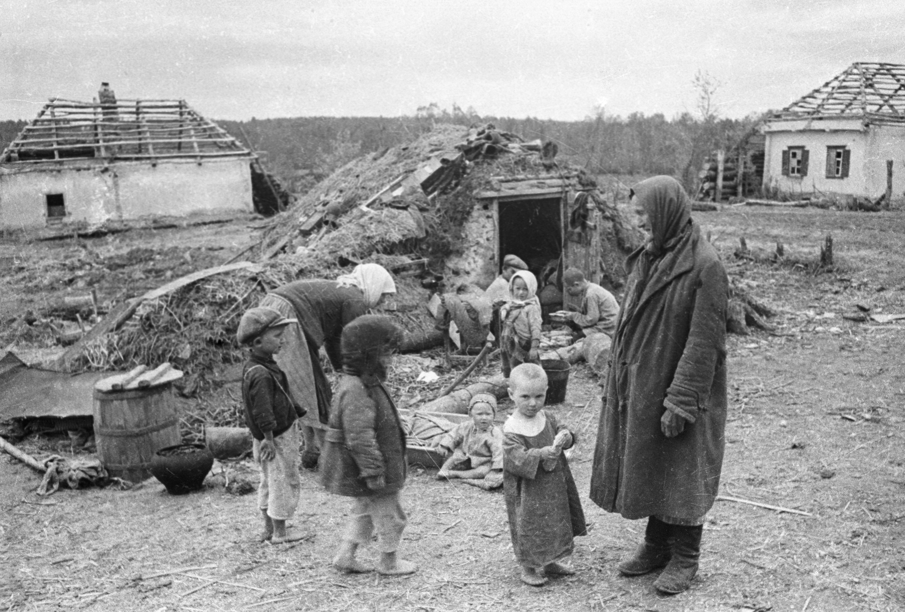 Территория голода. Немцы и дети в деревне 1941-1945. Разрушенная деревня 1945 ВОВ. Войны 1941 разрушенные деревни.