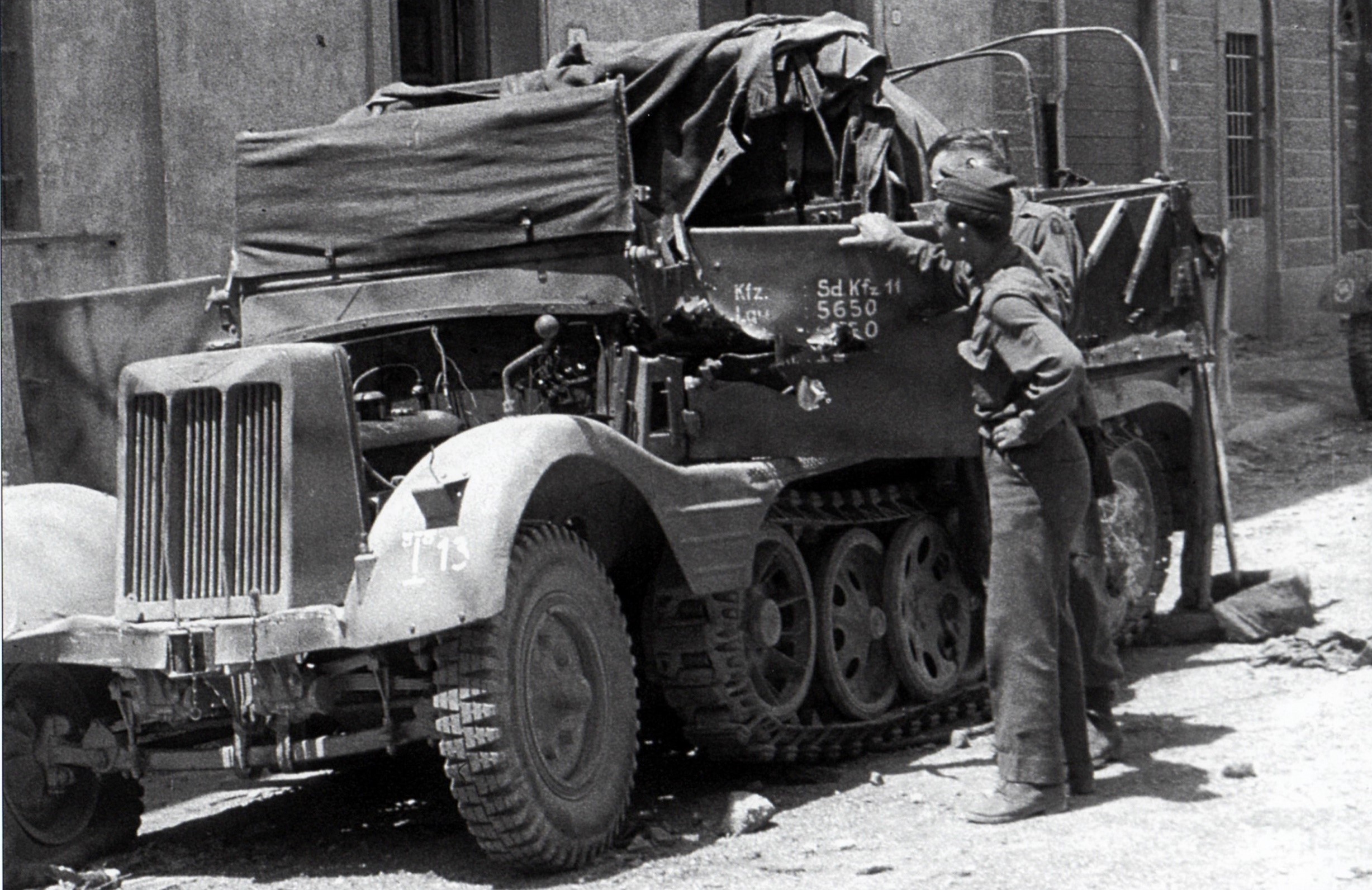 Американские солдаты осматривают повреждения немецкого тягача Sd.Kfz. 11 в  Италии [1] — военное фото