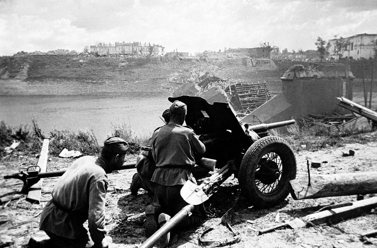 Расчет советской пушки 53-К в бою у разрушенного Двинского моста в .