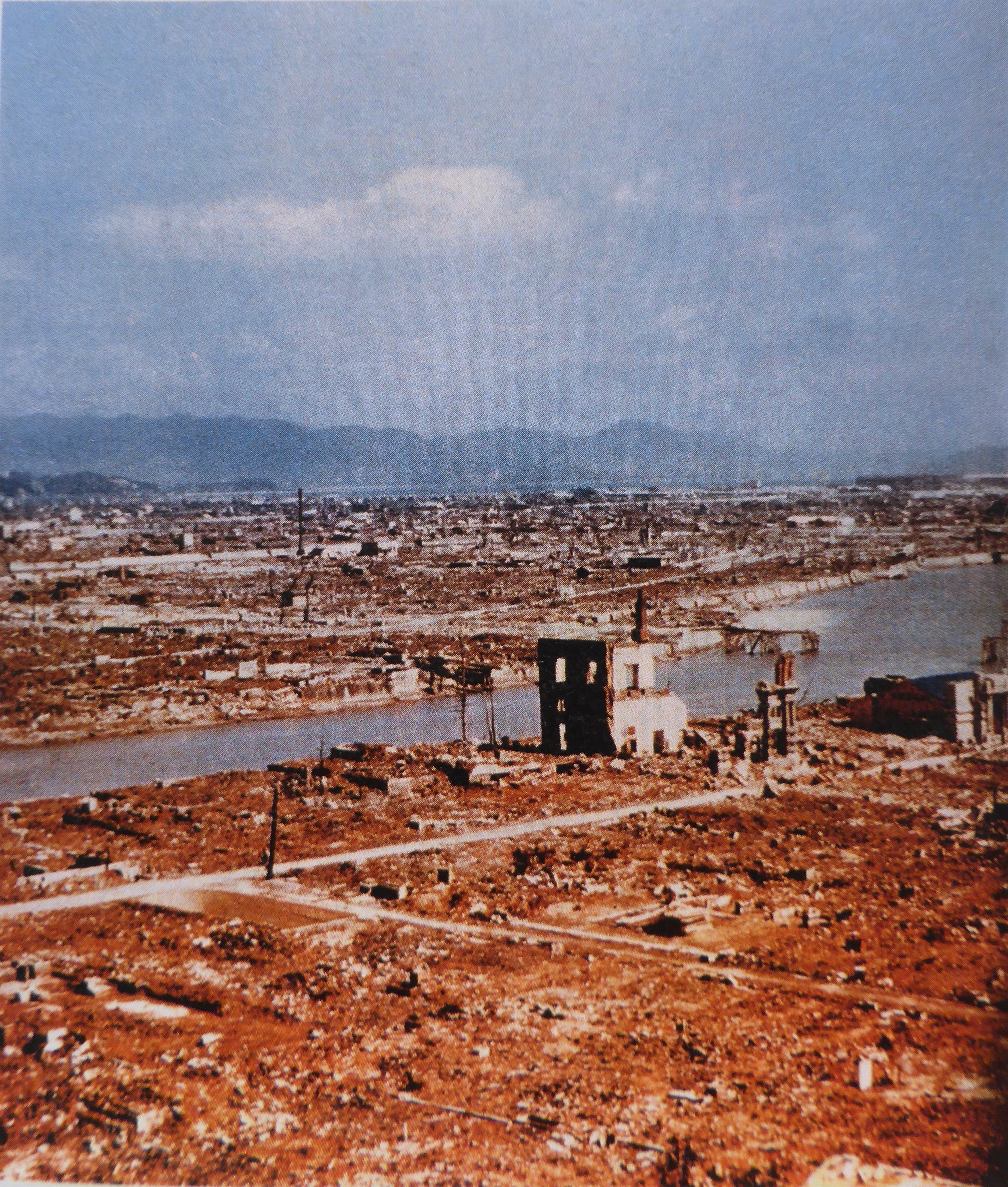 Хиросима ядерный взрыв сколько погибло. Япония 1945 Хиросима и Нагасаки. Хиросима и Нагасаки после взрыва.