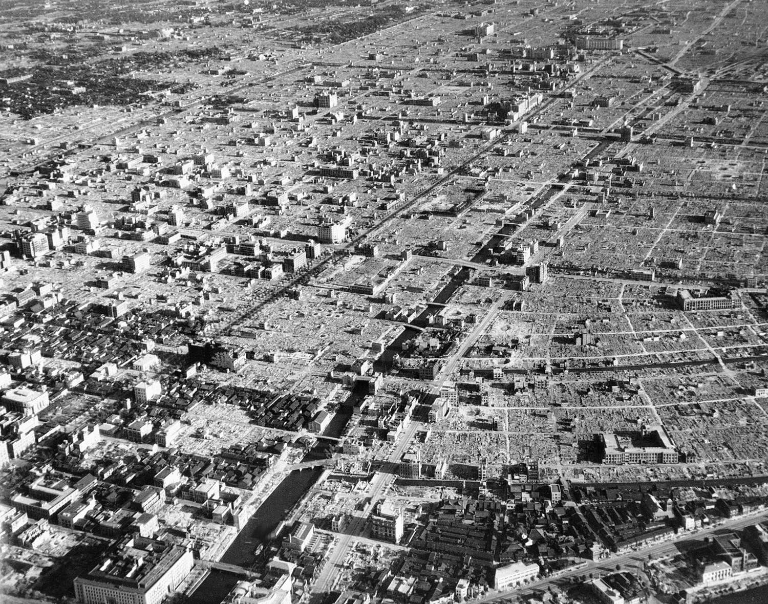 Сша после мировой войны. Бомбардировки Токио 1945. Токио после бомбардировки 1945. Бомбардировка Токио 10 марта 1945 года.