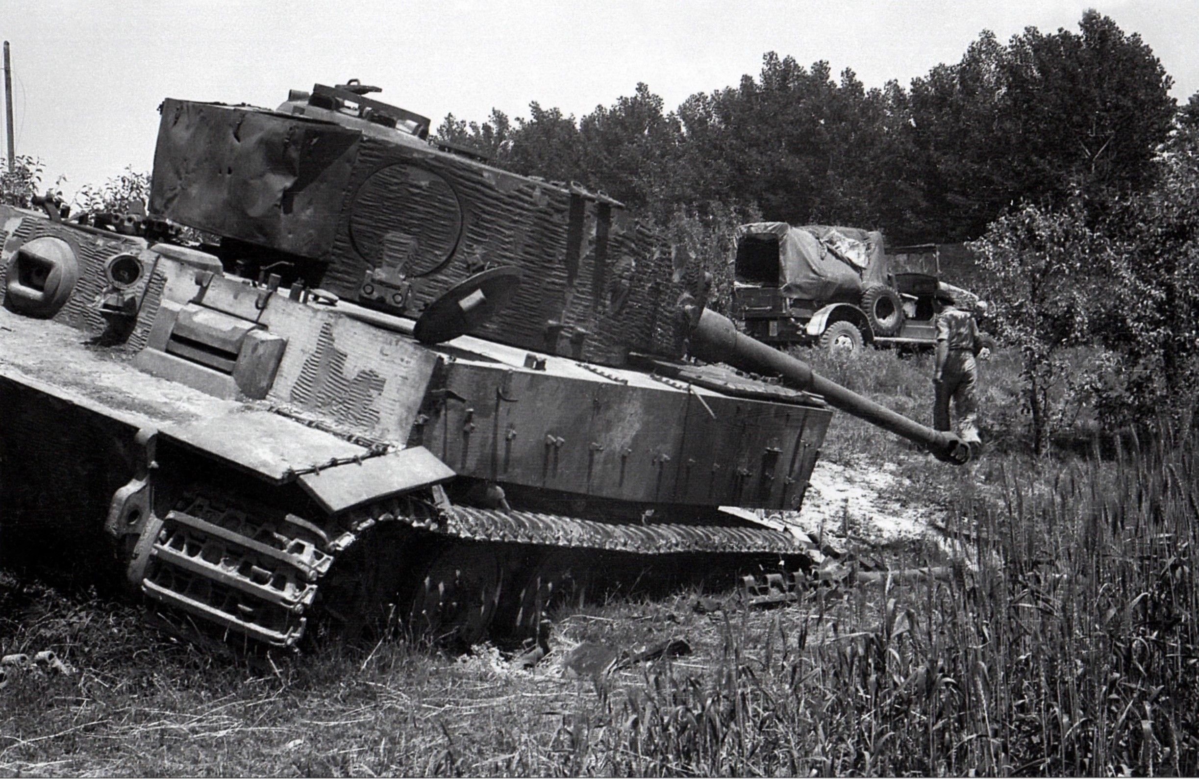 Подбитые немецкие танки. Подбитый немецкий танк тигр. Танк тигр Вермахт. Танк тигр 1 подбитый.
