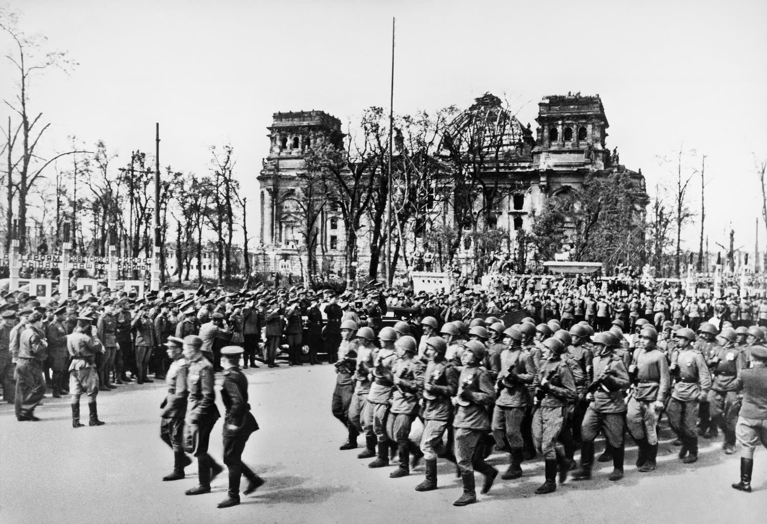 Москва берлин победа. Парад в Берлине 1945. Рейхстаг Берлин май 1945. Берлинский парад Победы 1945.