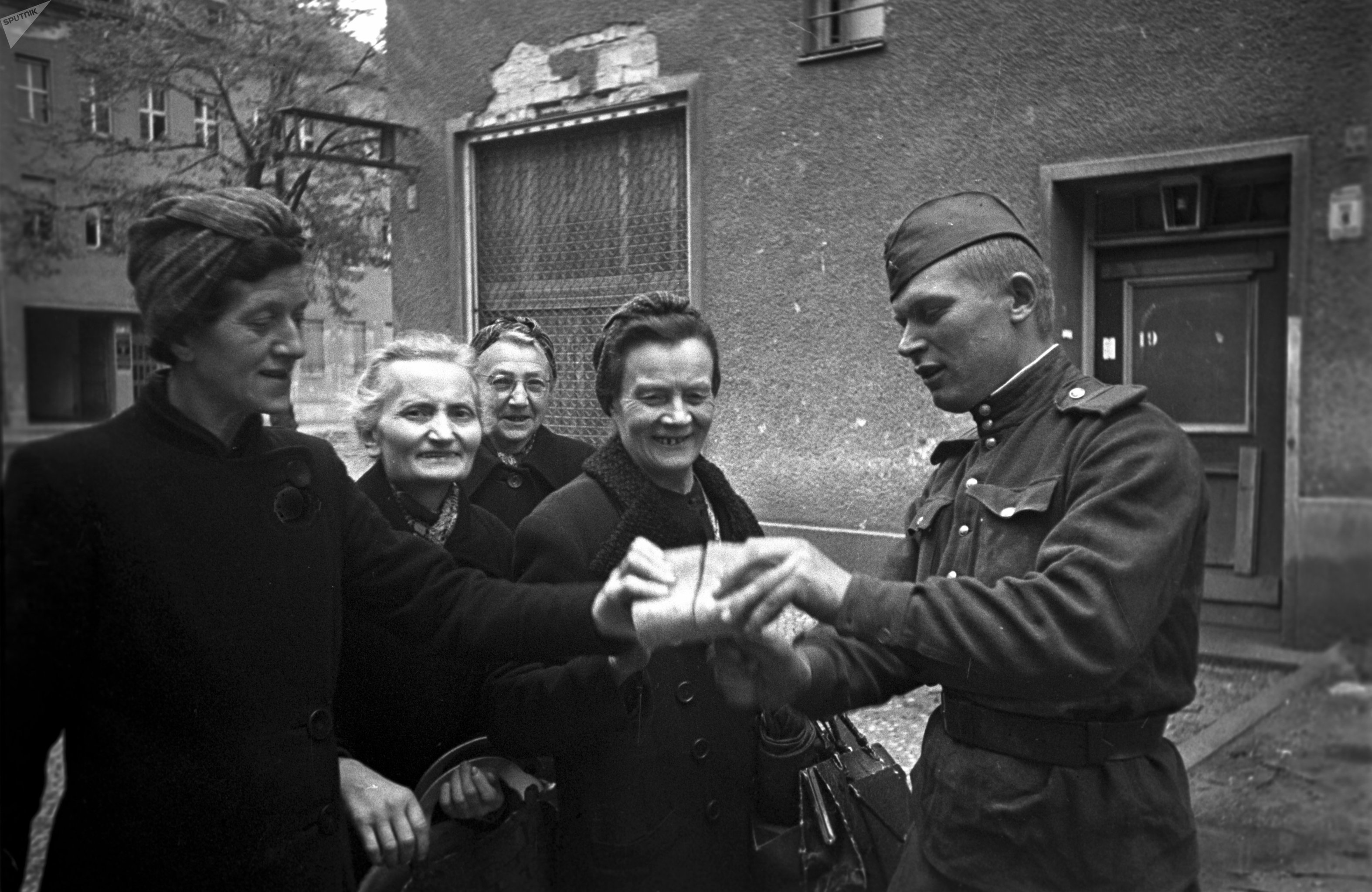 16 мая 1945 года. Германия советские солдаты в Берлине 1945. Русские солдаты в Берлине 1945. Полевые кухни в Берлине 1945г. Солдаты красной армии 1945 Берлин.