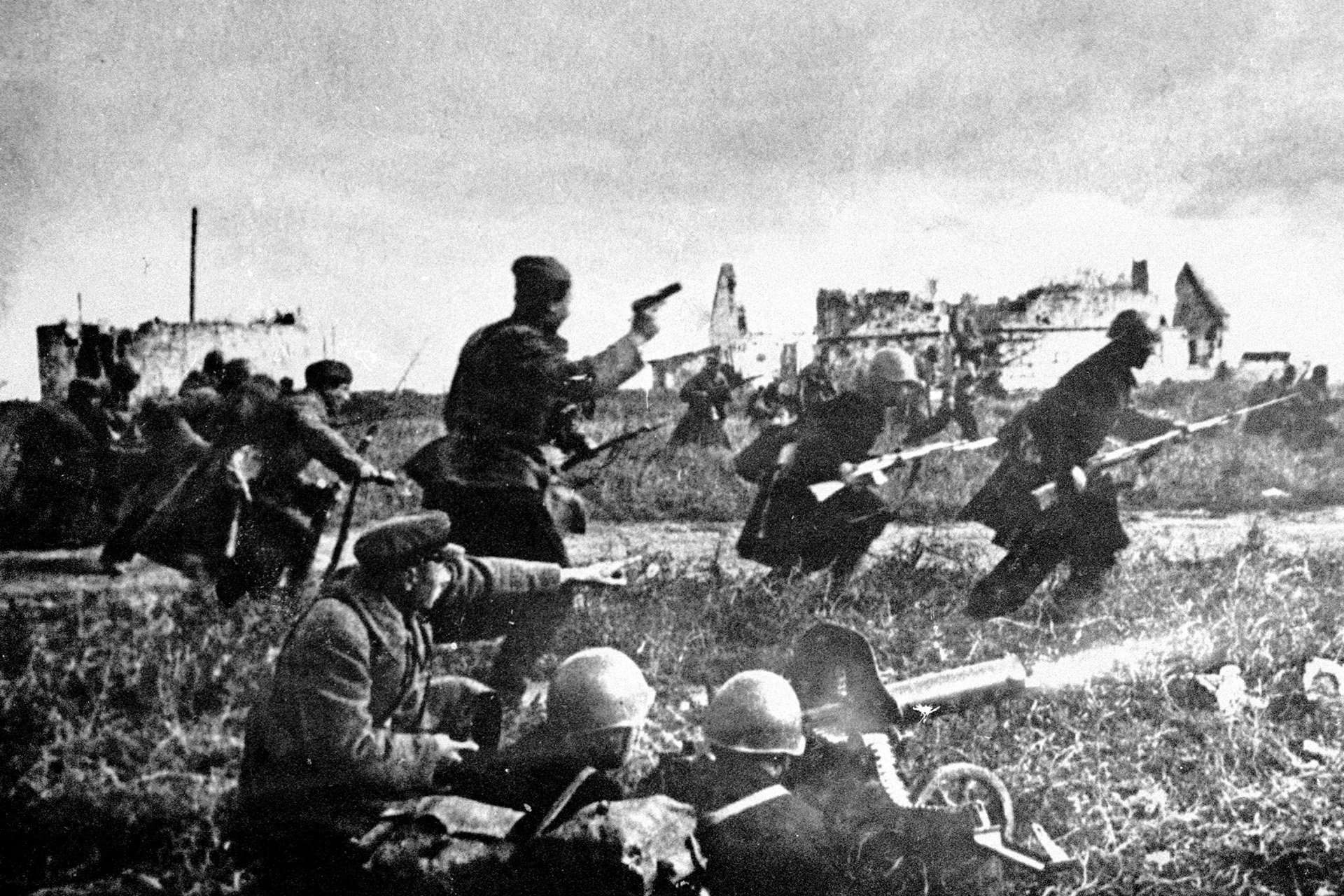 Оборона 12. Великая Отечественная война 1941 атака. Бои в Одессе 1941. Атака Советской пехоты 1941 год.