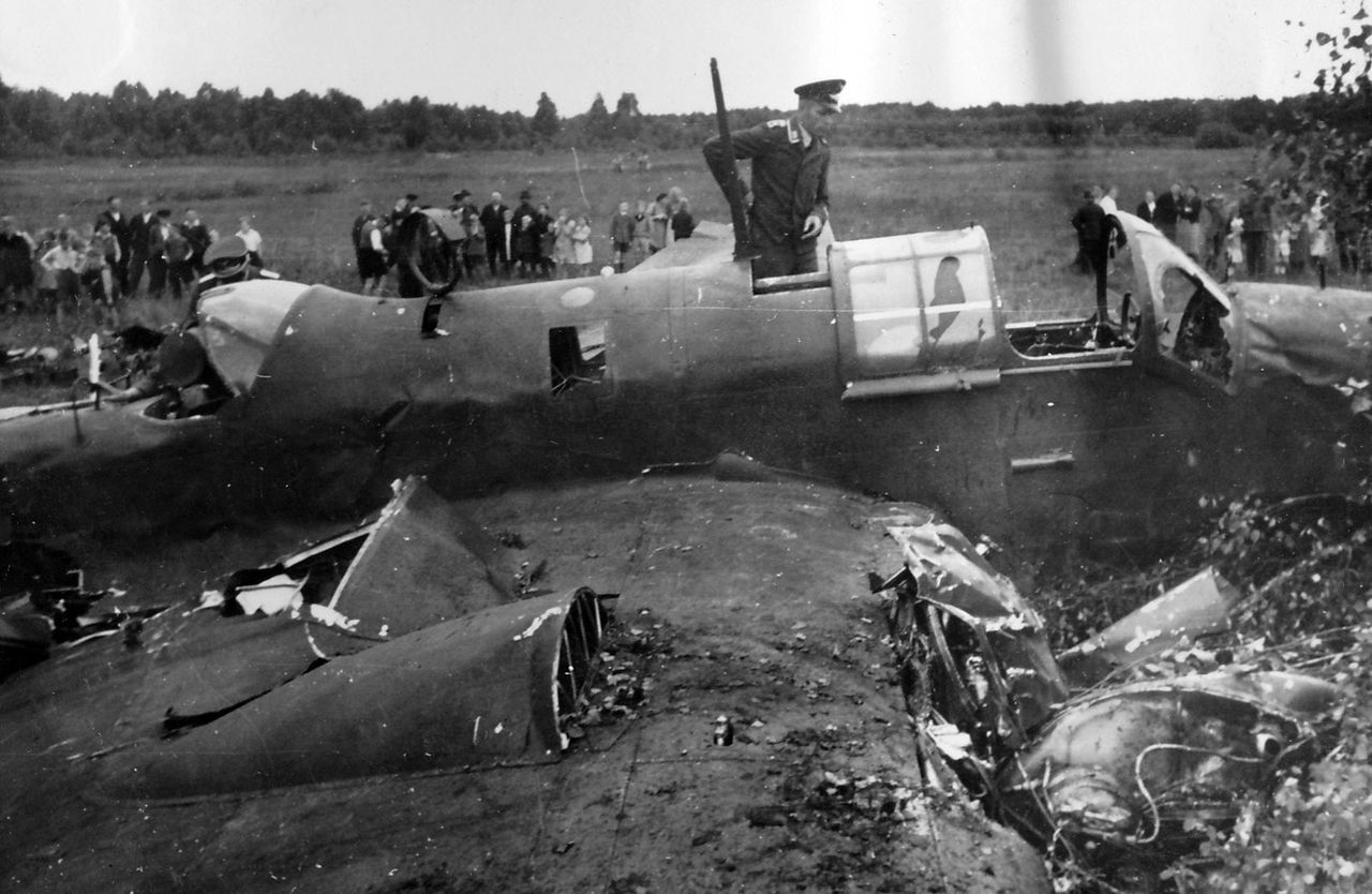 Сбит второй самолет. Хендли пейдж Галифакс подбитый. 1942 Год сбитый немецкий самолет. Бомбардировщик Галифакс подбитые. Подбитый немецкий самолет.