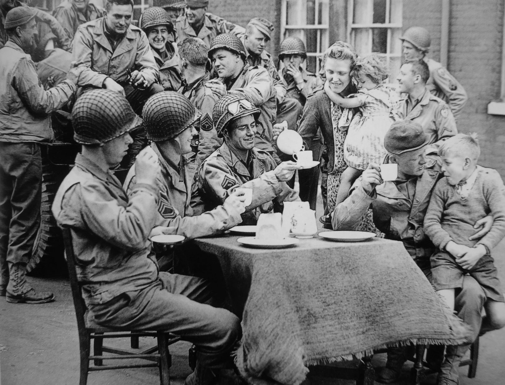 В 15 лет принимают на войну. Чай на фронте. Солдат пьет чай. Чай на войне. Британские солдаты пьют чай.